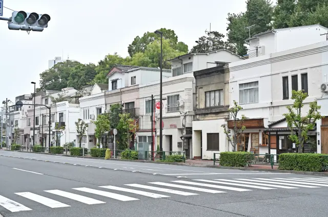 The streets of Kiyosumi-shirakawa and Fukagawa, where traditional buildings mingle with newer shops