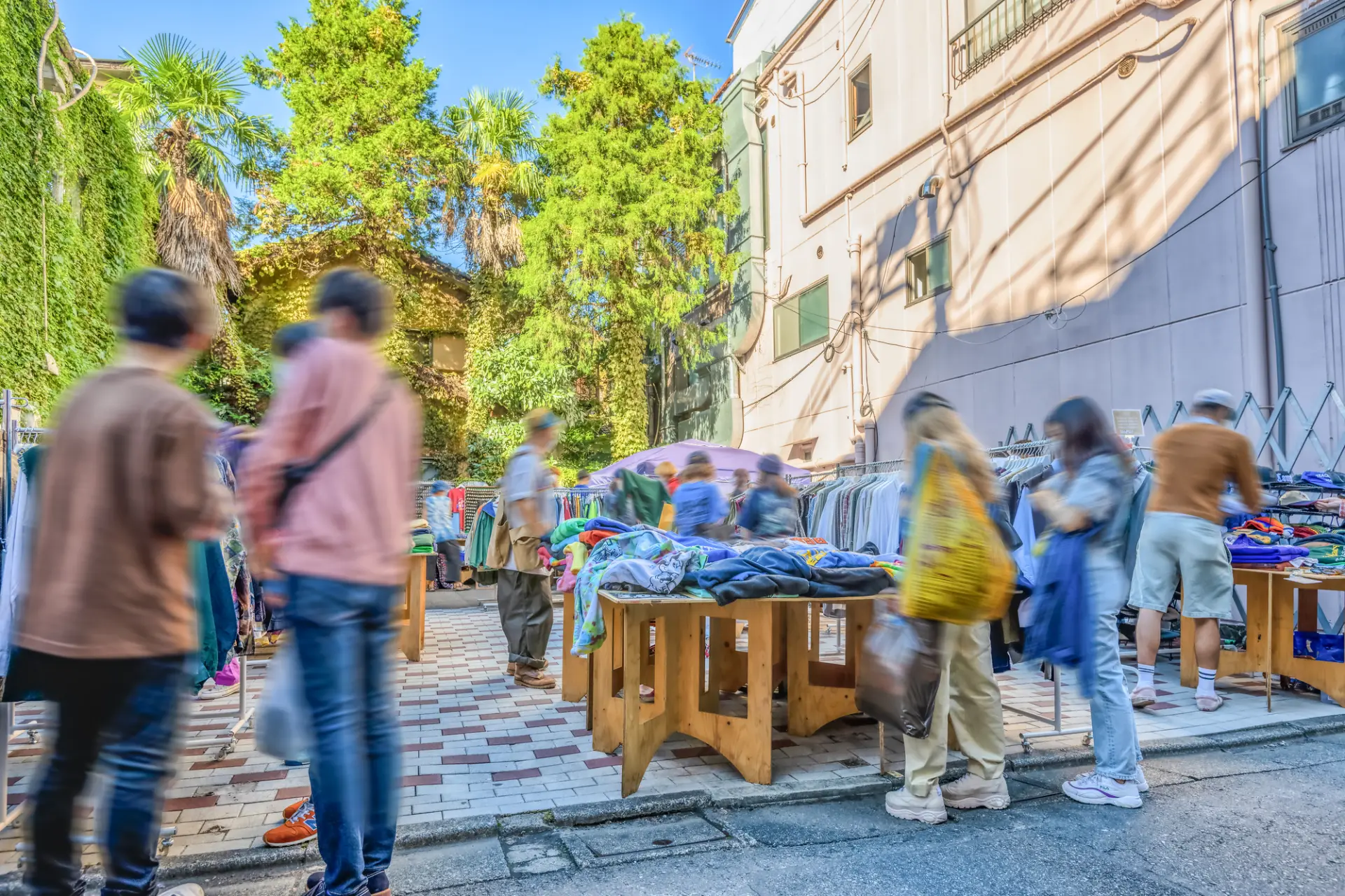古着を眺めながら人びとが行き交う、下北沢らしい賑やかな街角