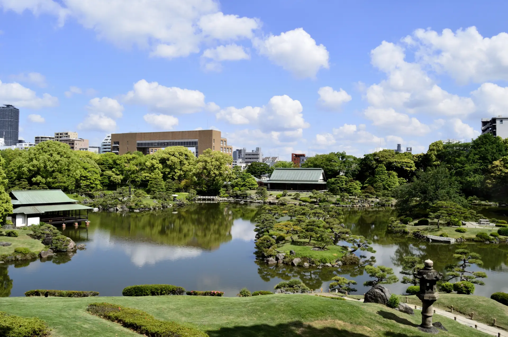 大泉水を中心に、豊かな緑と名石を配した庭園の景観