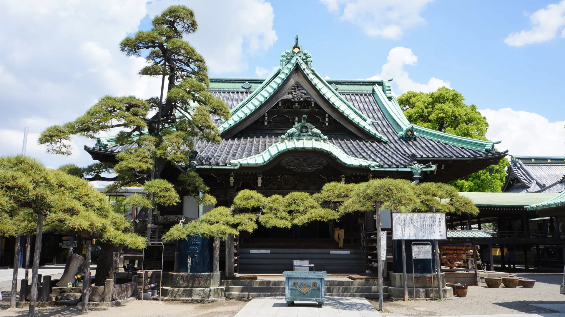 緑に囲まれ、重厚な屋根と精緻な意匠が目を引く帝釈堂