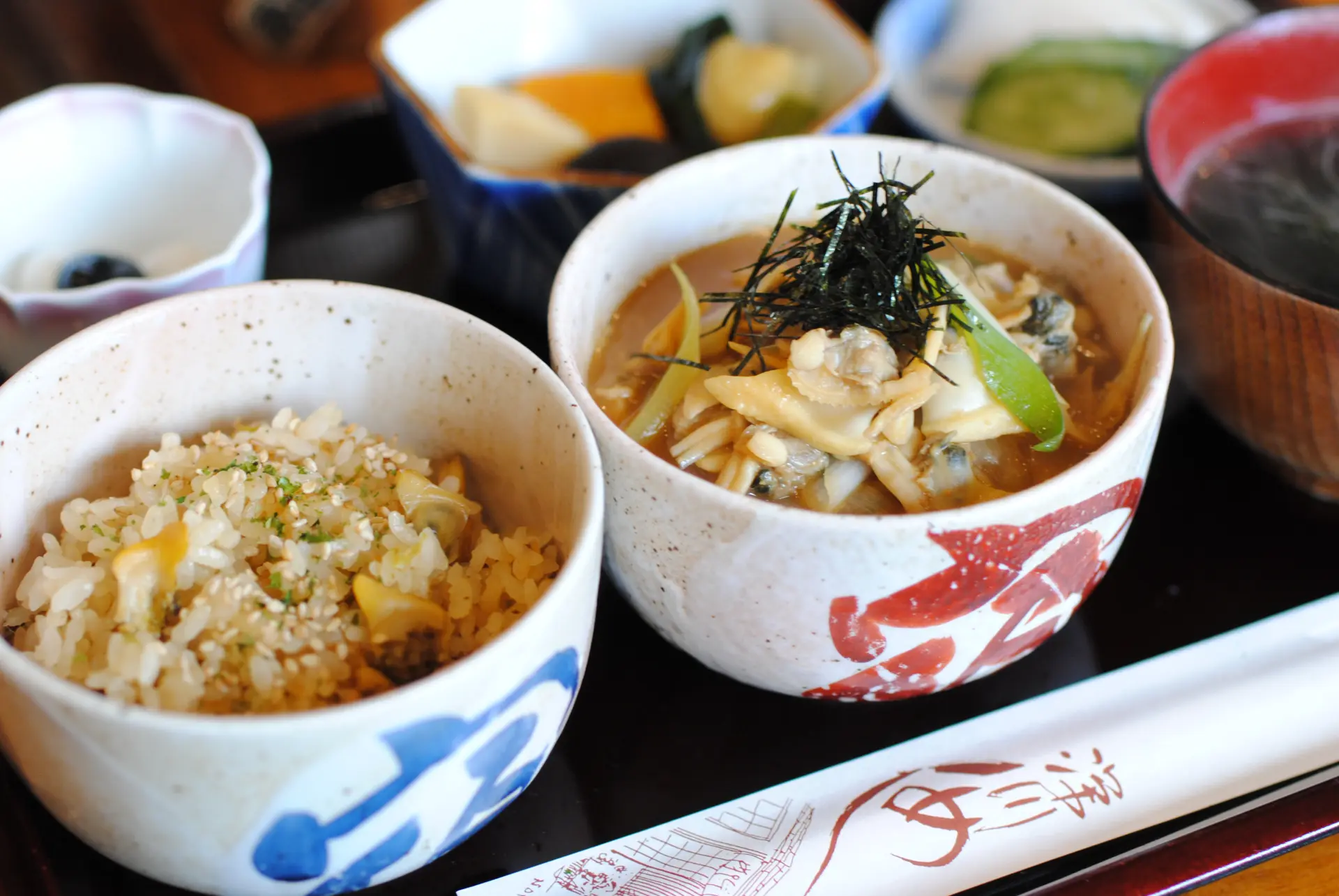 ぶっかけと炊き込み、2種類の深川めしを一度に味わえる「辰巳好み」