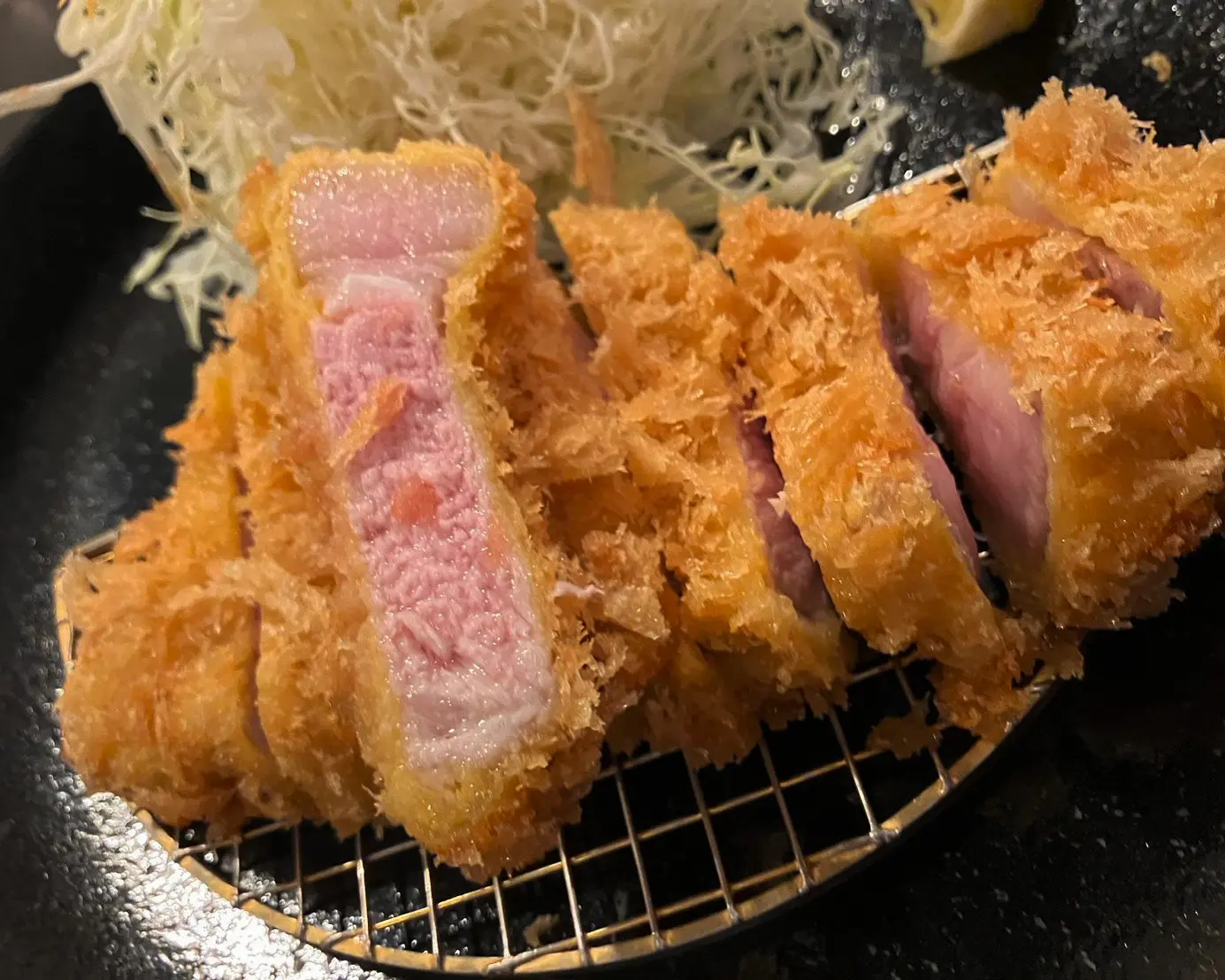 きめ細かな肉質と、厚みのある断面が目を引く「南の島豚のロースカツ」