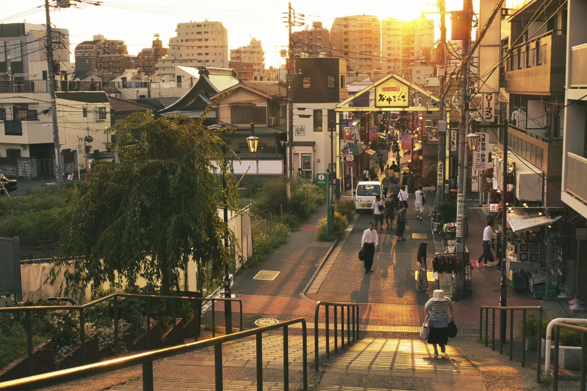 夕焼けを眺めるスポットとして愛されている「夕やけだんだん」