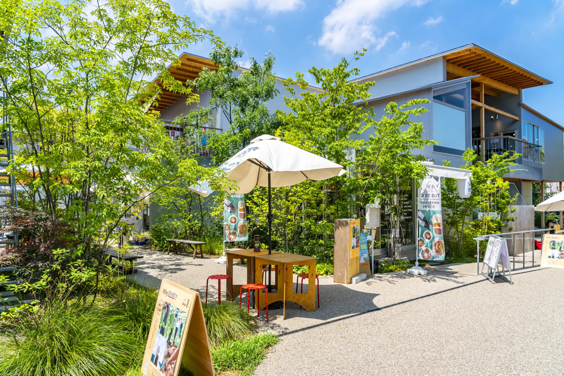 長屋のような雰囲気の新しい商店街