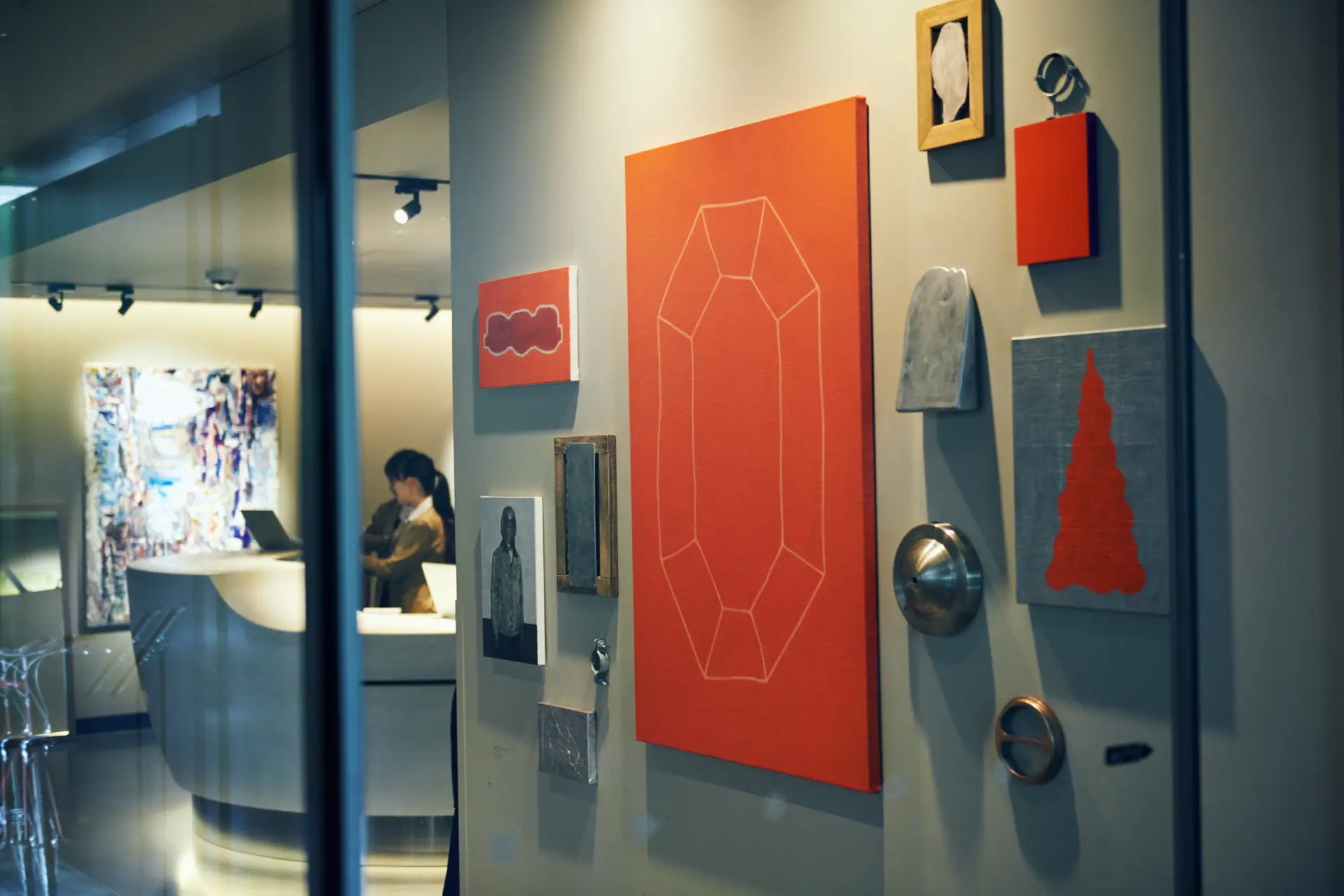 1階のロビー空間では感性を刺激するアートの展示も
