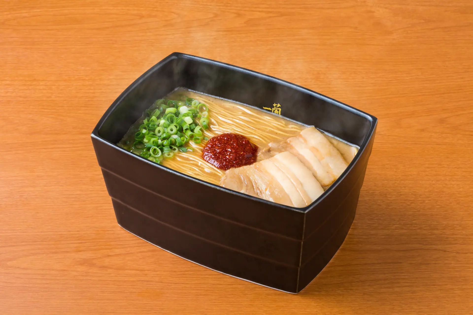 能品嚐到僅此一家的「釜醬汁豚骨拉麵」