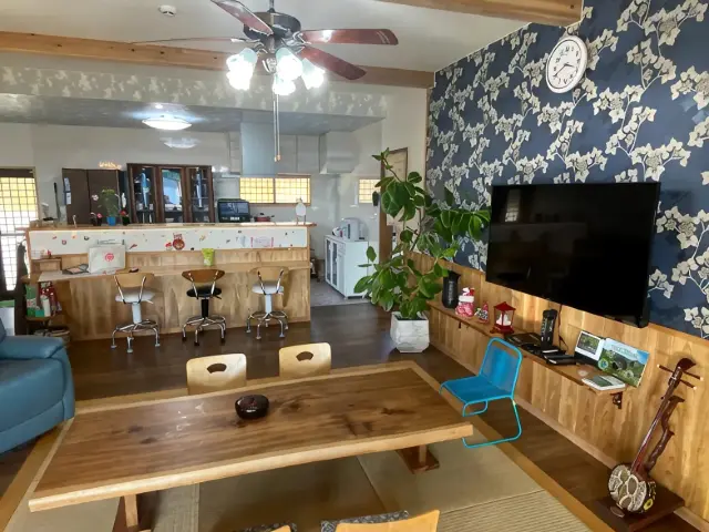 An 18-tatami-mat living room with a tatami-mat area