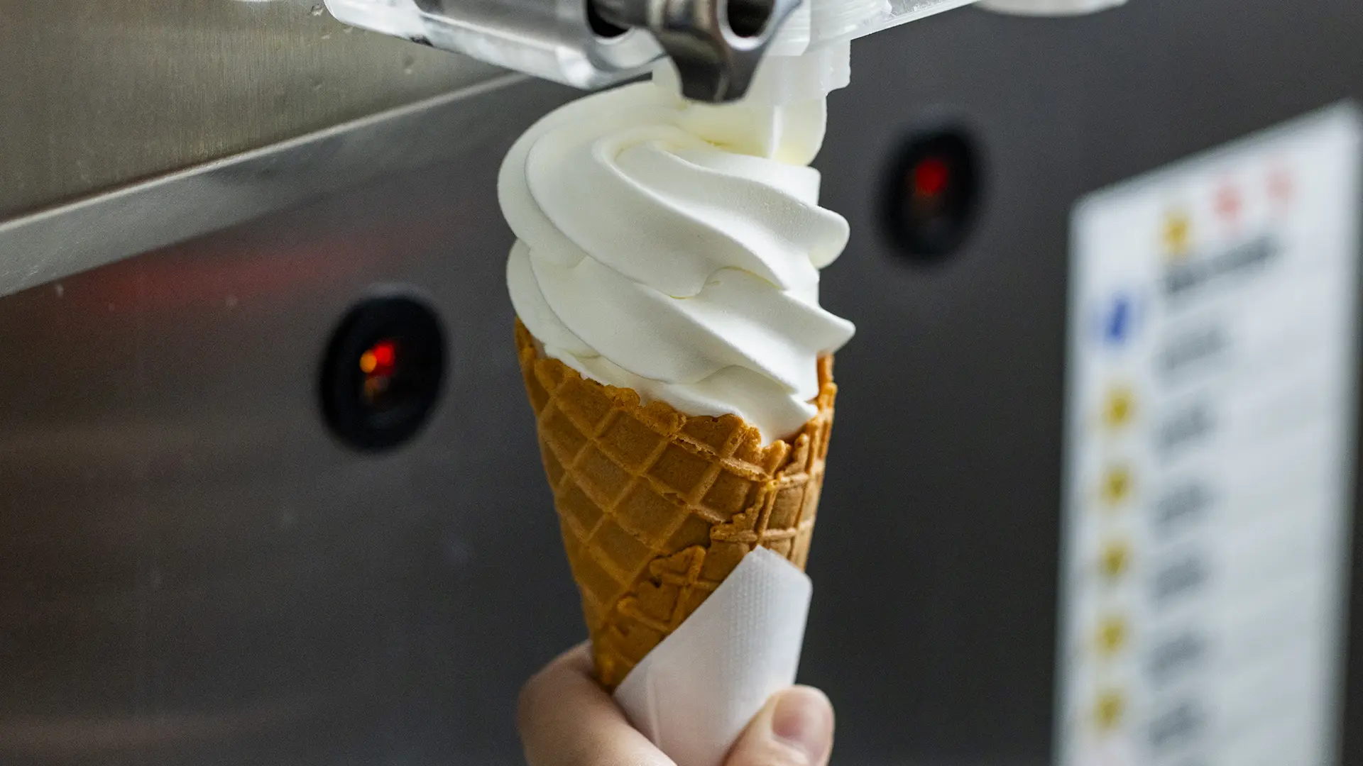 北海道産乳製品を使った濃厚でなめらかな「生ソフトクリーム」