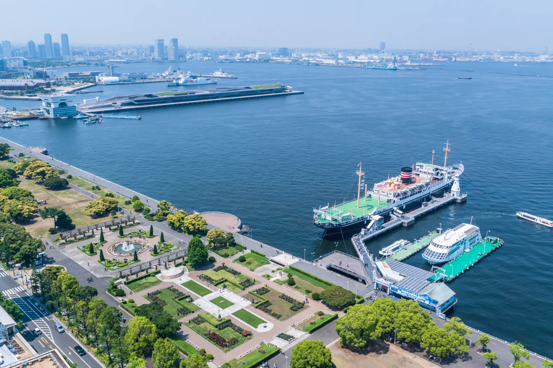 横浜港を目の前に望む、開放感あふれる山下公園