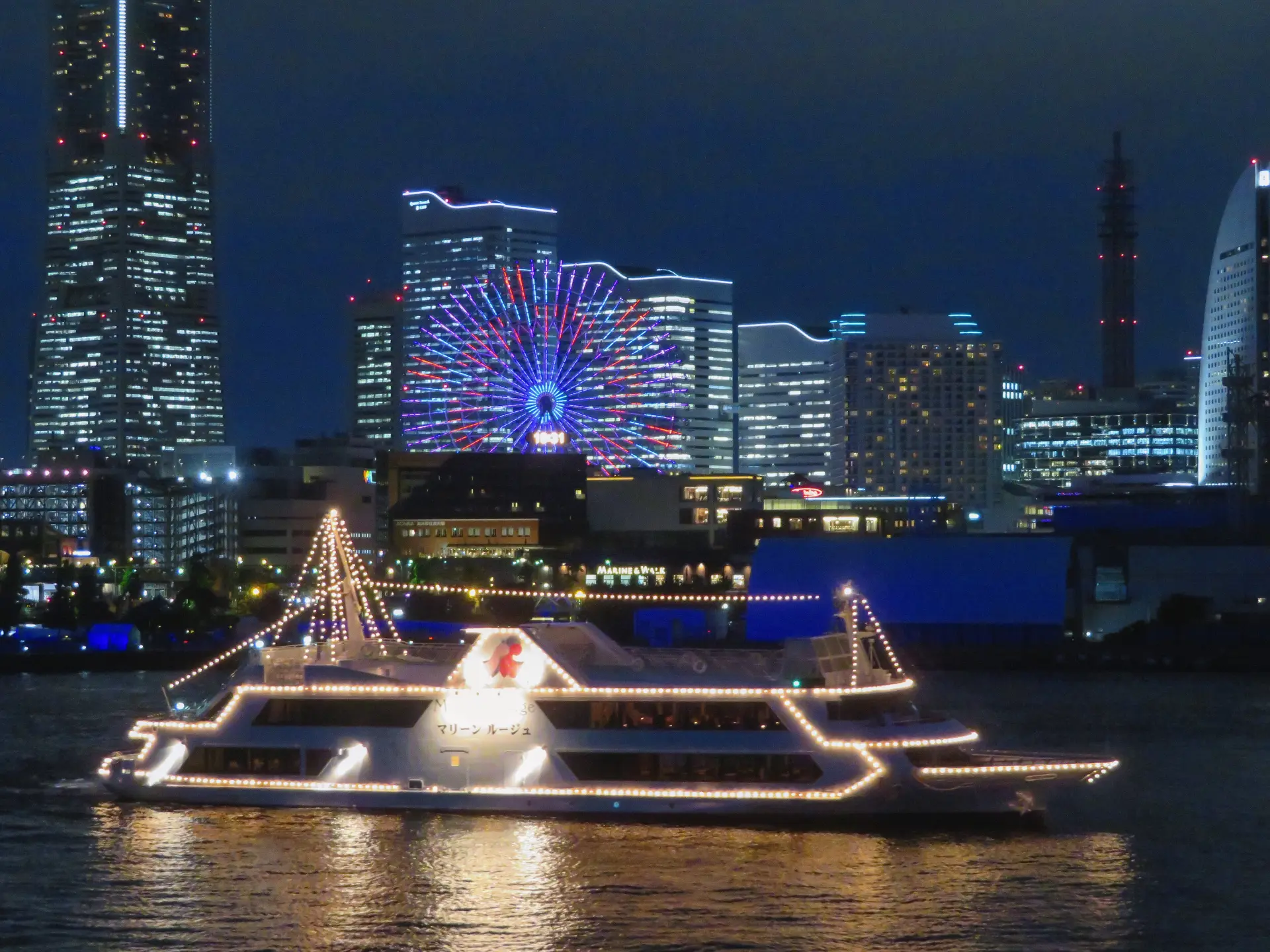 17時に出航し、夕暮れから夜景へと移り変わる横浜港の風景を満喫できる「トワイライトクルーズ」