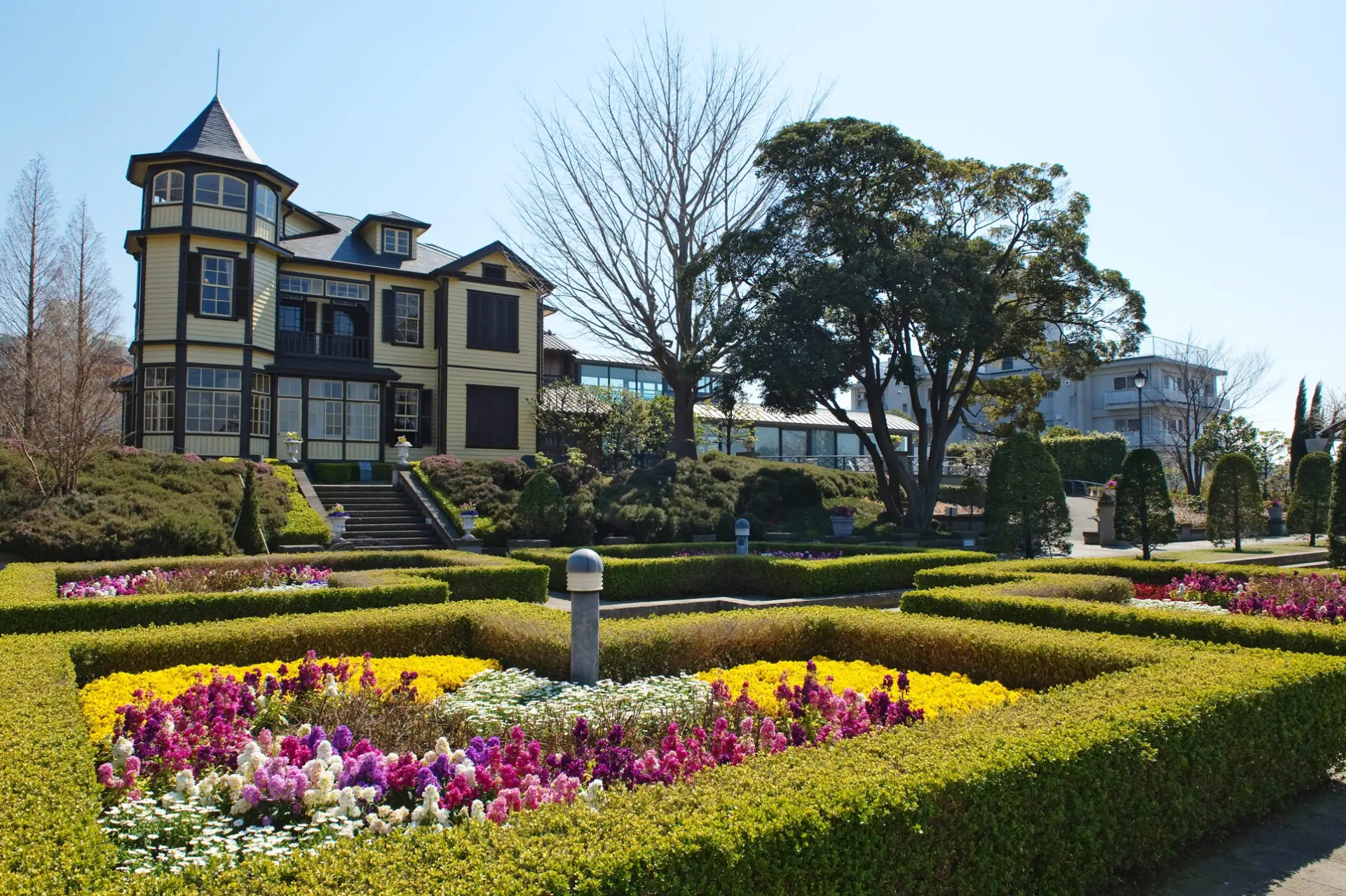 四季折々の草花に彩られた美しい庭園も見どころの外交官の家