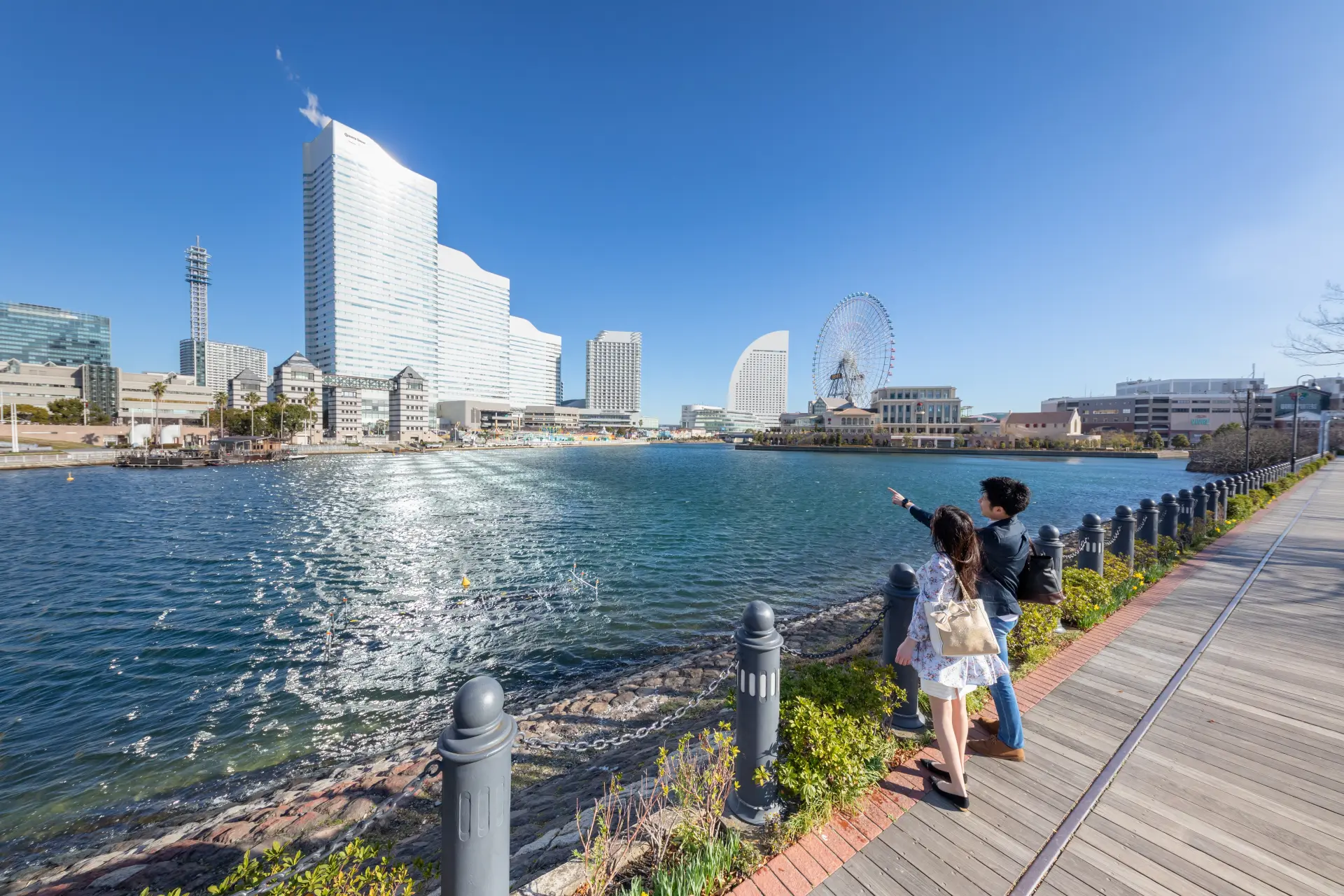 目の前に広がる港と、立ち並ぶ高層ビルが織りなす横浜を象徴する眺め