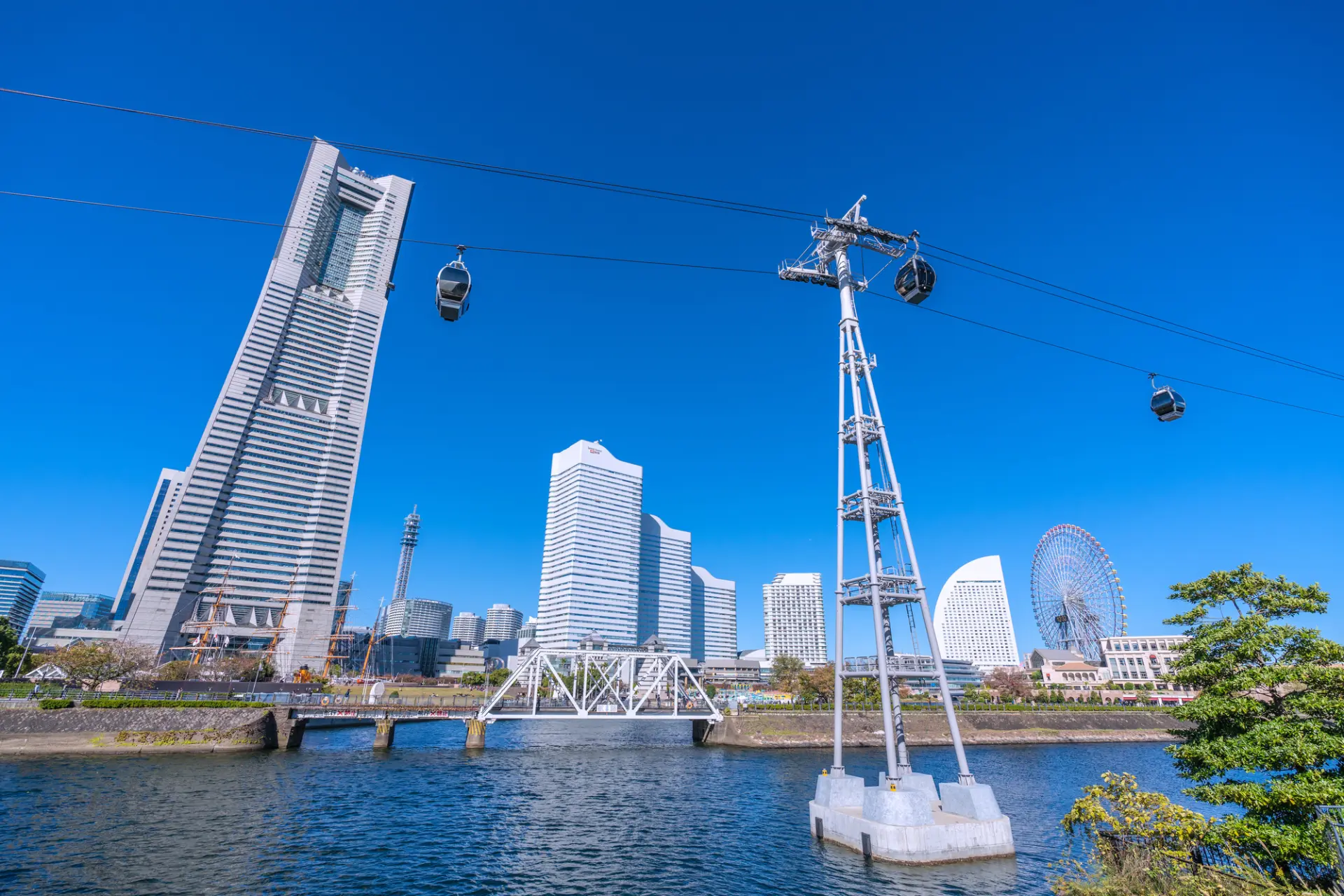 みなとみらいの街並みを眺めながら、空中を移動するロープウェイ体験を楽しめる