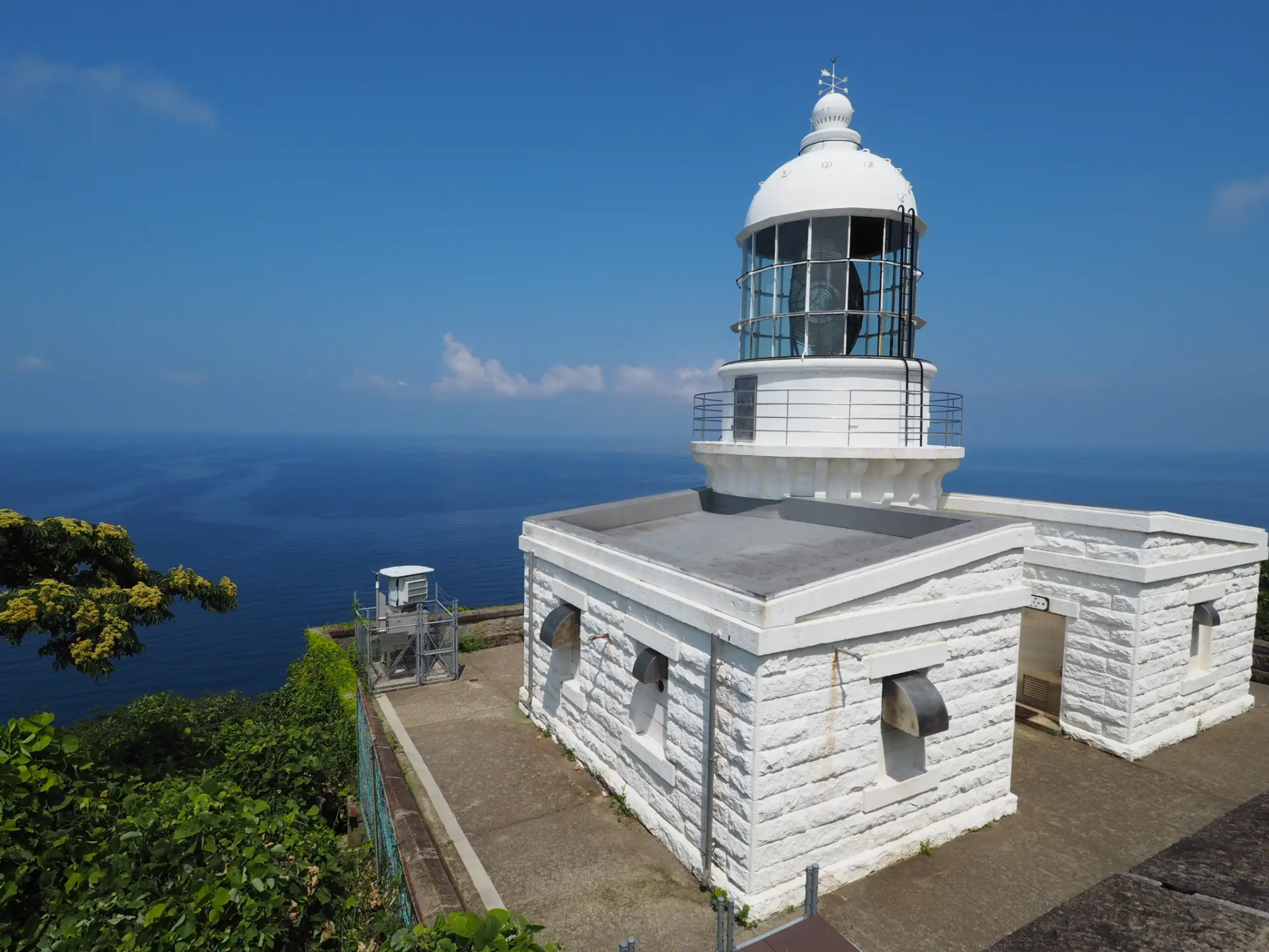 半島の先端に佇む、白亜の美しい姿が印象的