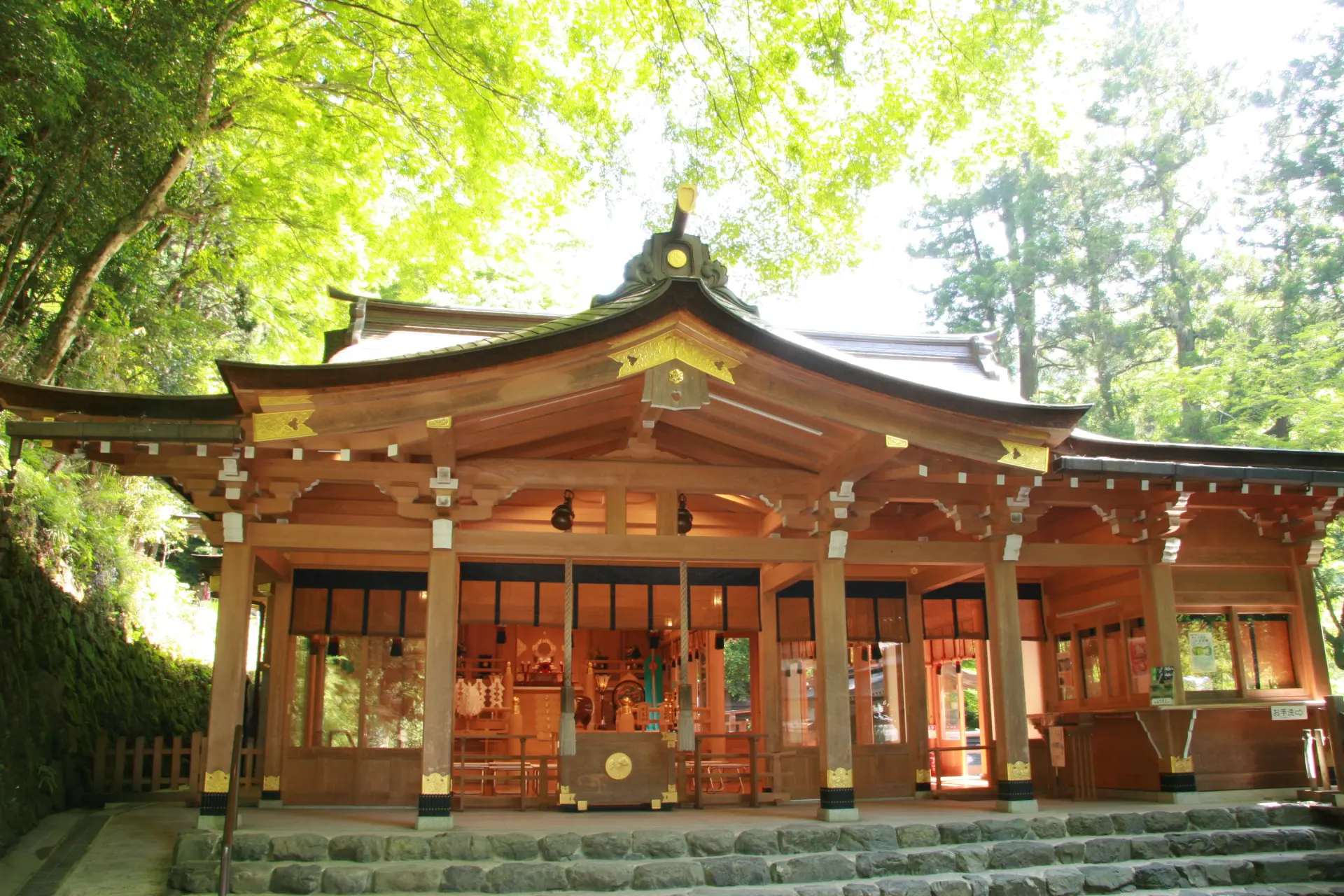 本宮では、水を司る神・高龗神を御祭神として祀る