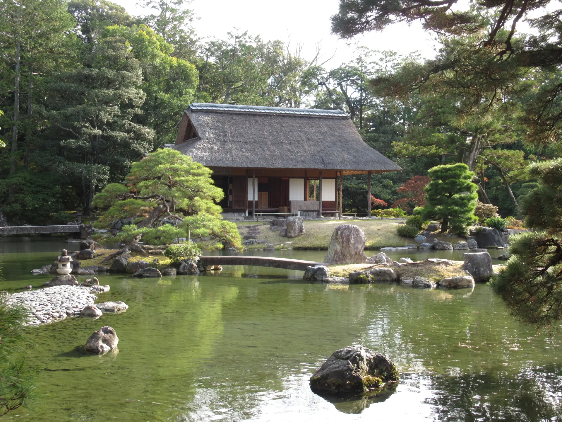 池の景色に溶け込むように建つ松琴亭