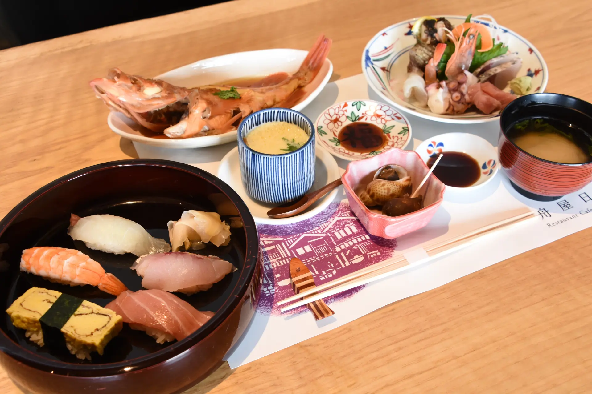 煮魚や造り、寿司を一度に味わえる「わだつみ寿司御膳」