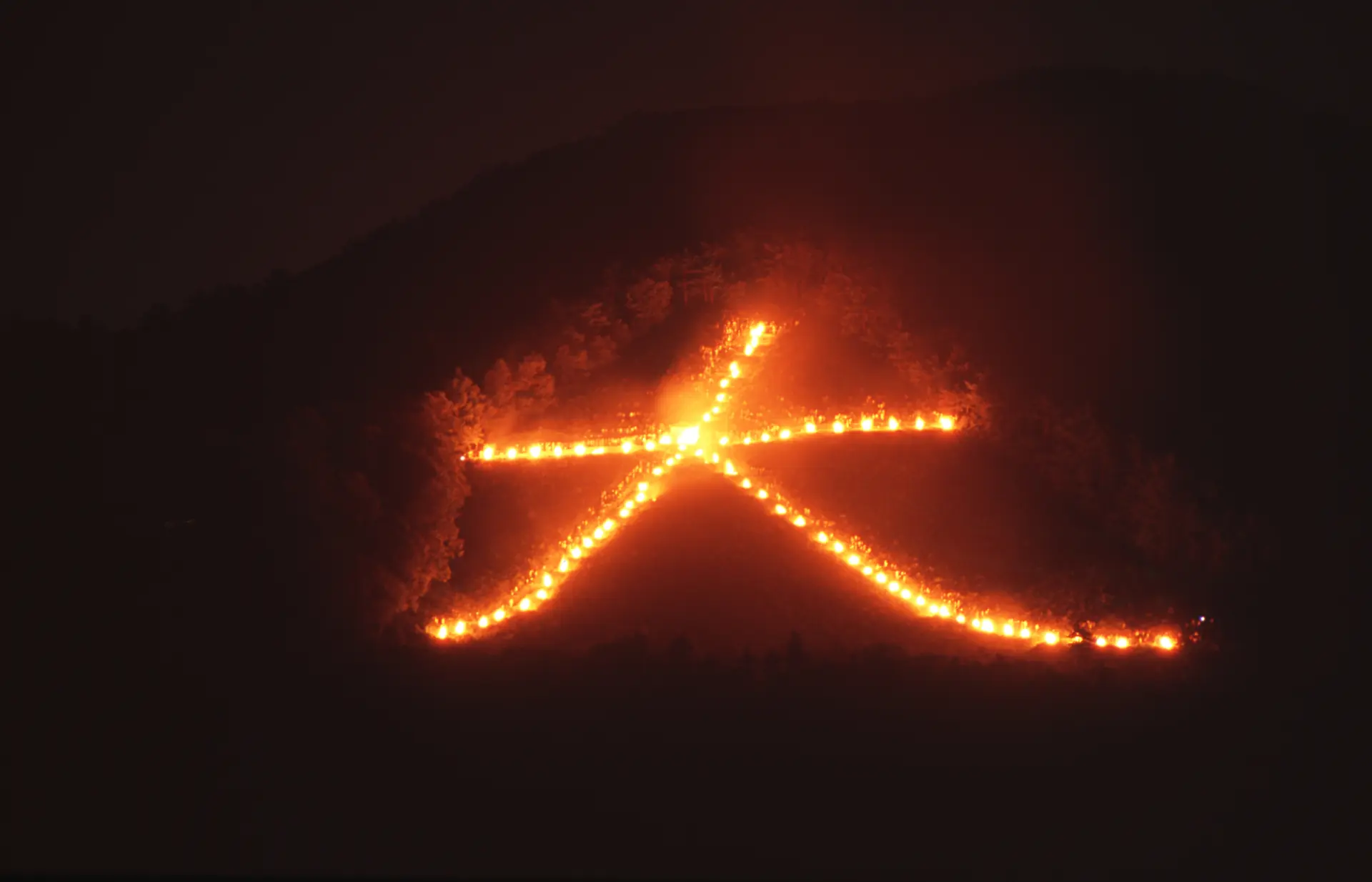 如意ヶ嶽(大文字山)に灯される「大文字」