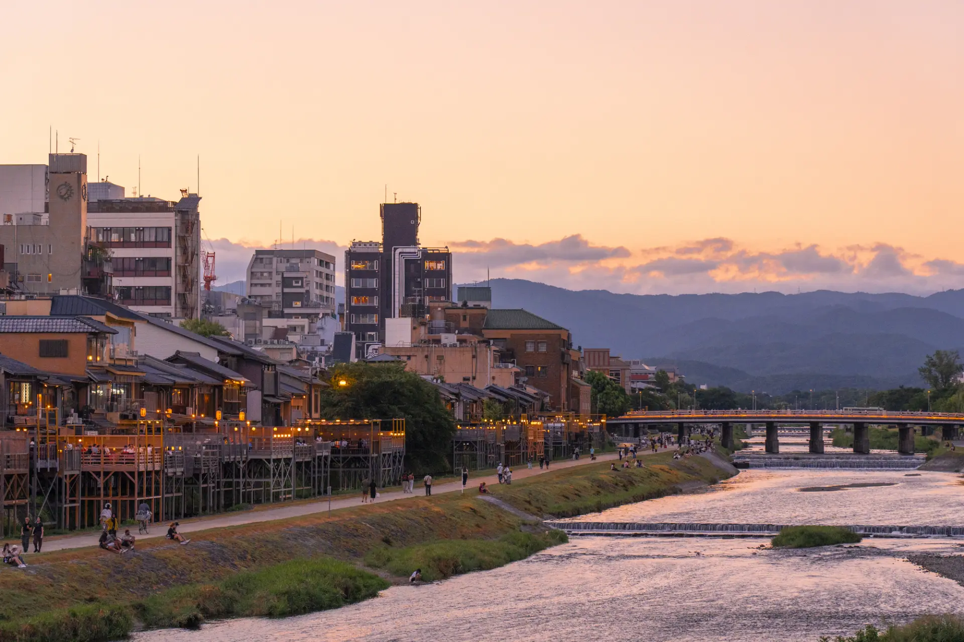 夕暮れの鴨川沿いに並ぶ、夏の風物詩・納涼床