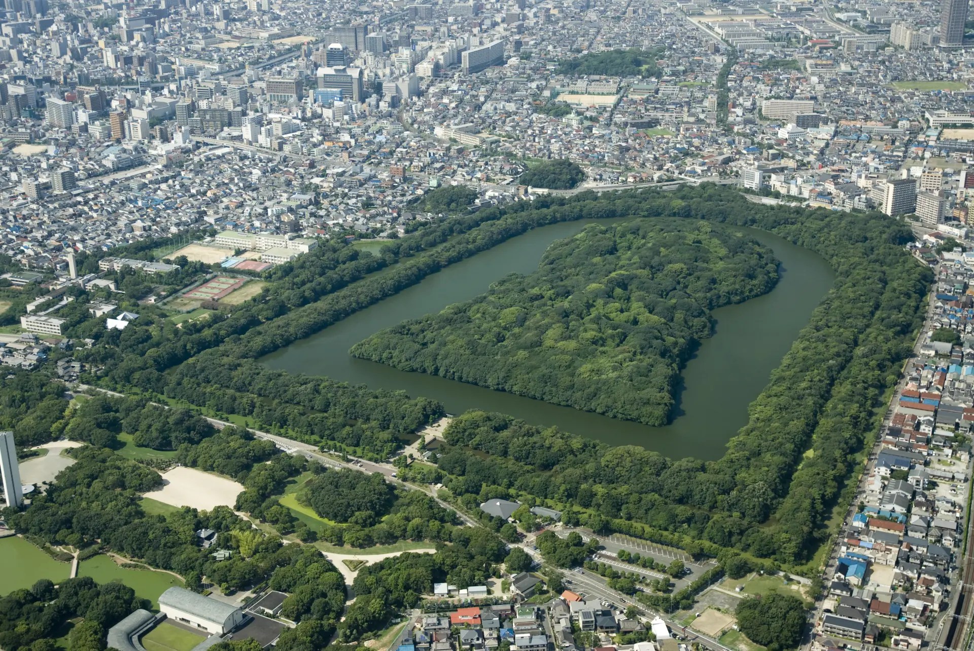 街並みの中に広がる仁徳天皇陵古墳を南側の上空から望む