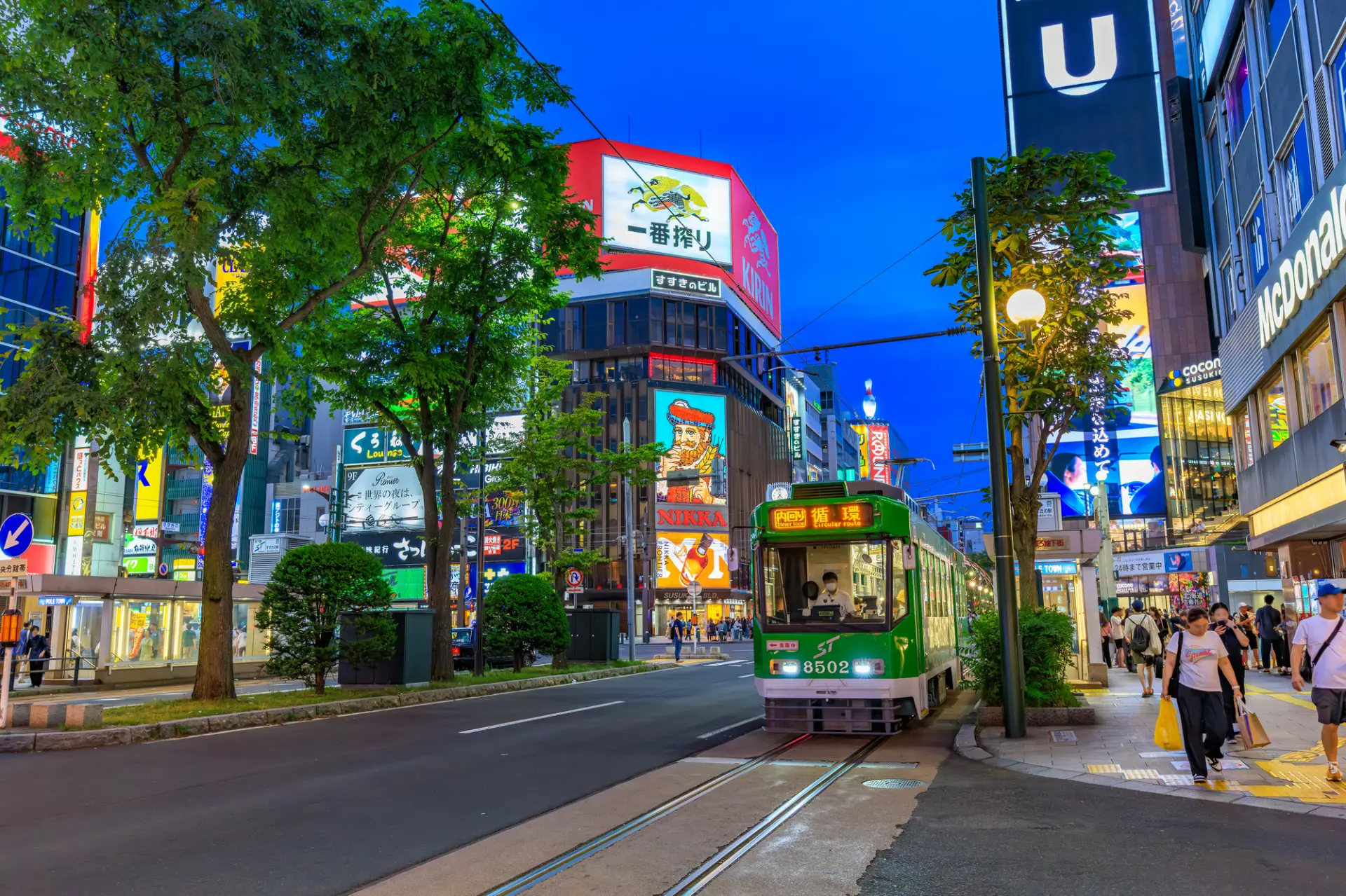 市電が行き交い、多くの人でにぎわうすすきのの街並み
