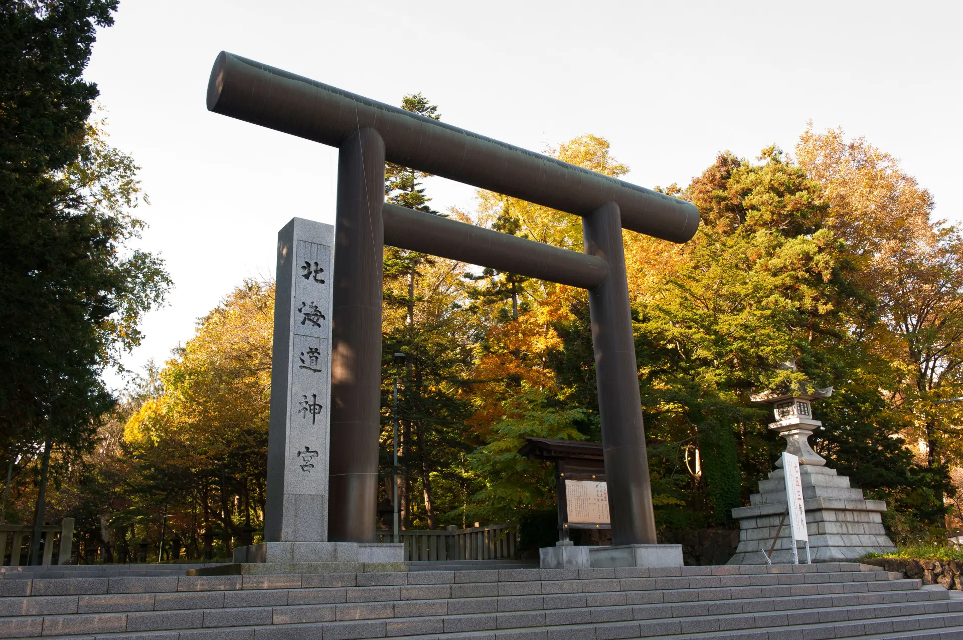 豊かな木々に囲まれた、神宮の境内へと続く入口