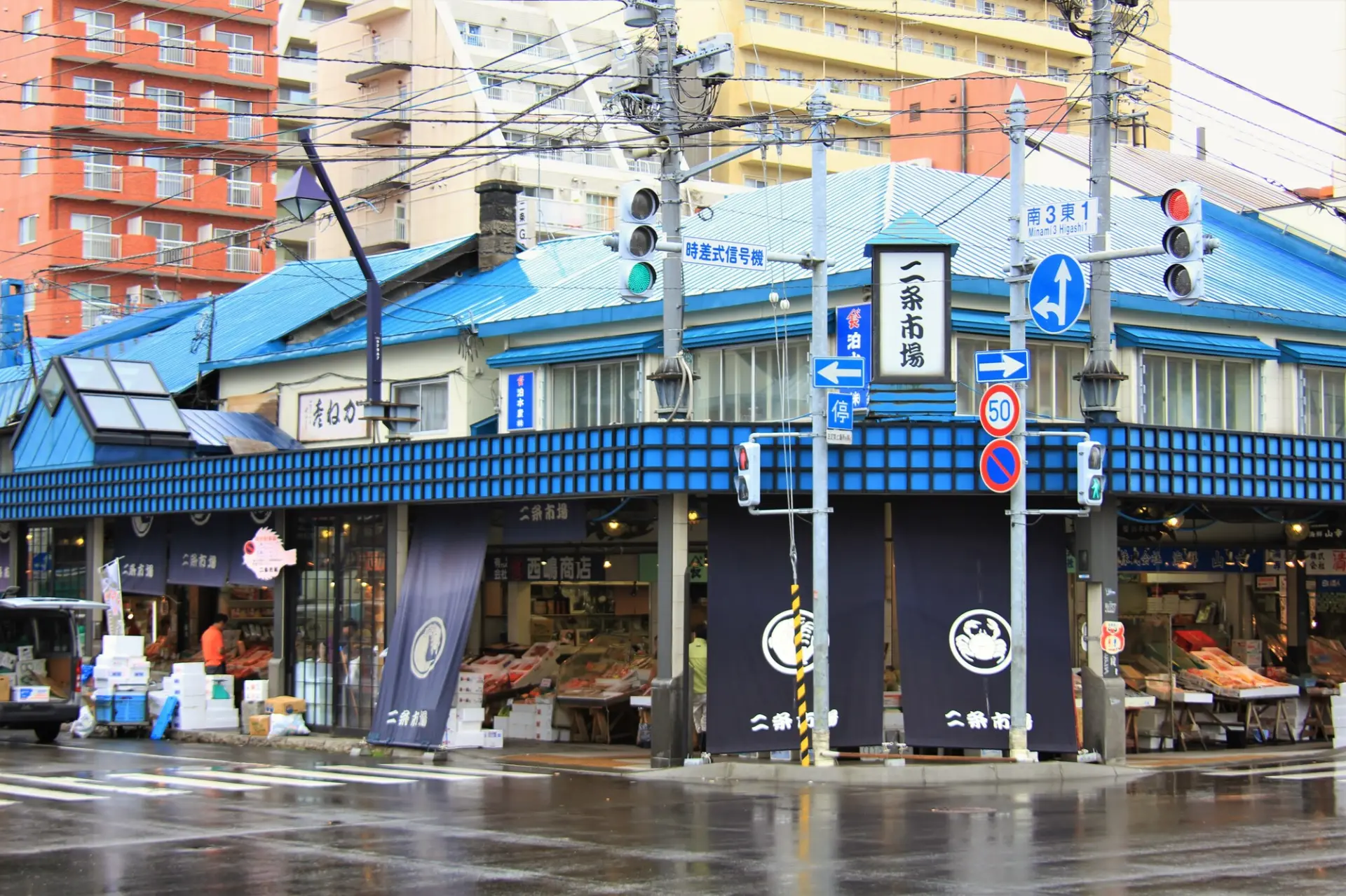 道路沿いから場内まで、鮮魚店など多くの店舗が集まる市場