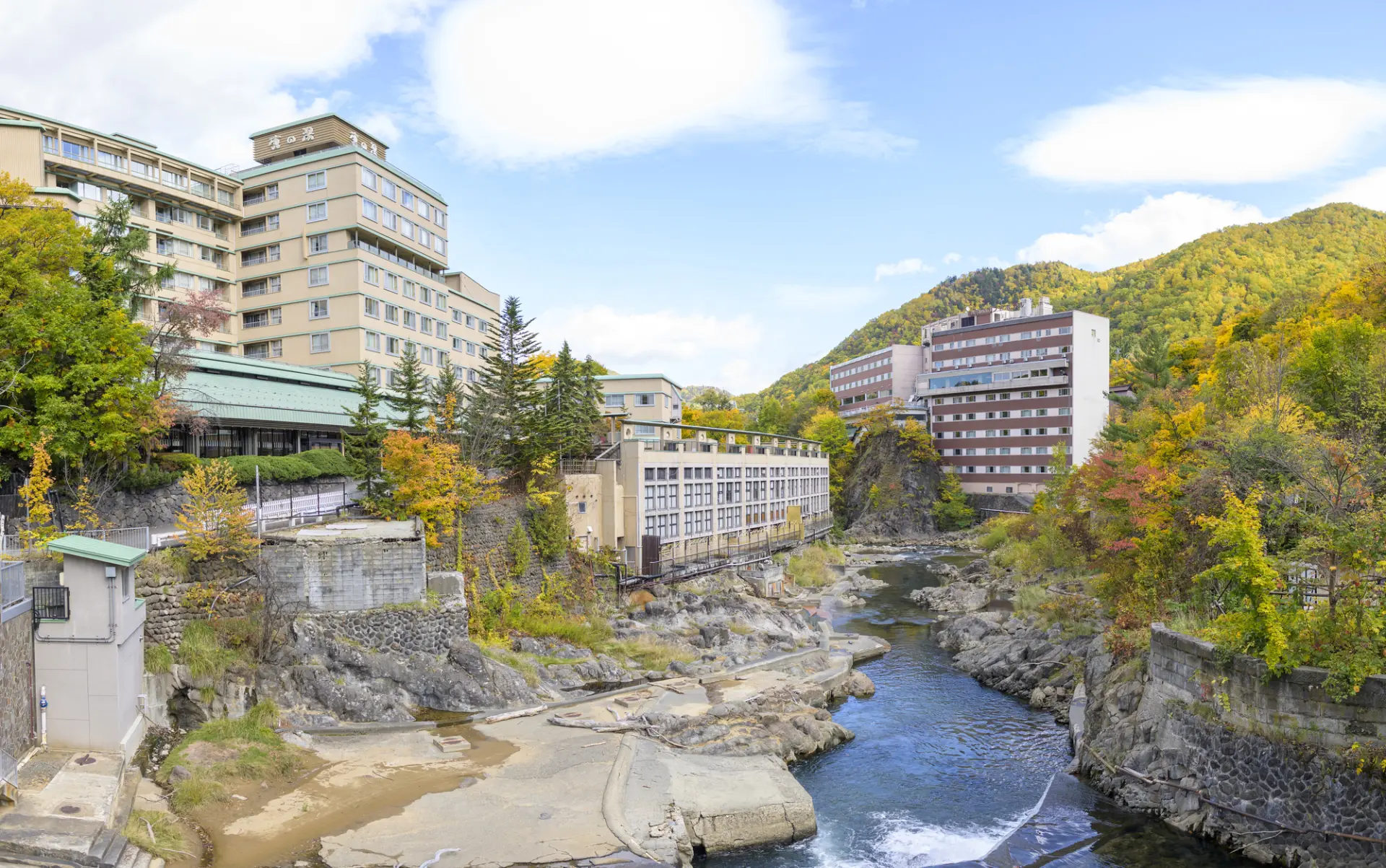 豊平川の渓谷沿いに、温泉宿やホテルが立ち並ぶ温泉街