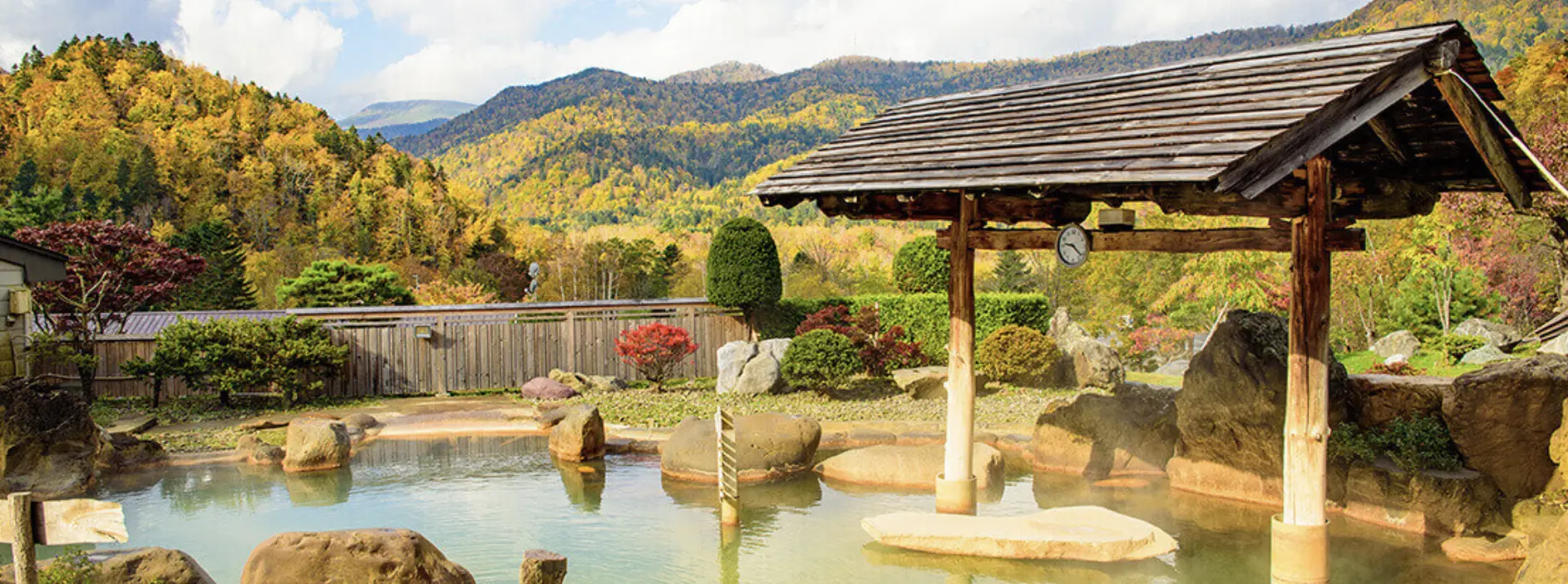 山々の紅葉を望みながら湯浴みを楽しめる、開放感あふれる露天風呂