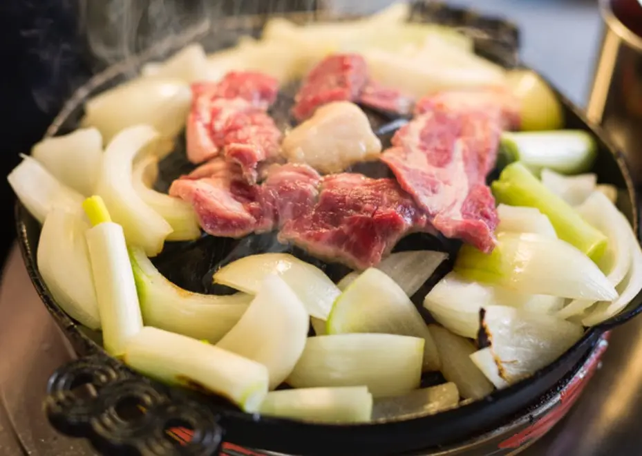 野菜を敷いた鉄板の中央で、鮮度の良いマトンを焼き上げる
