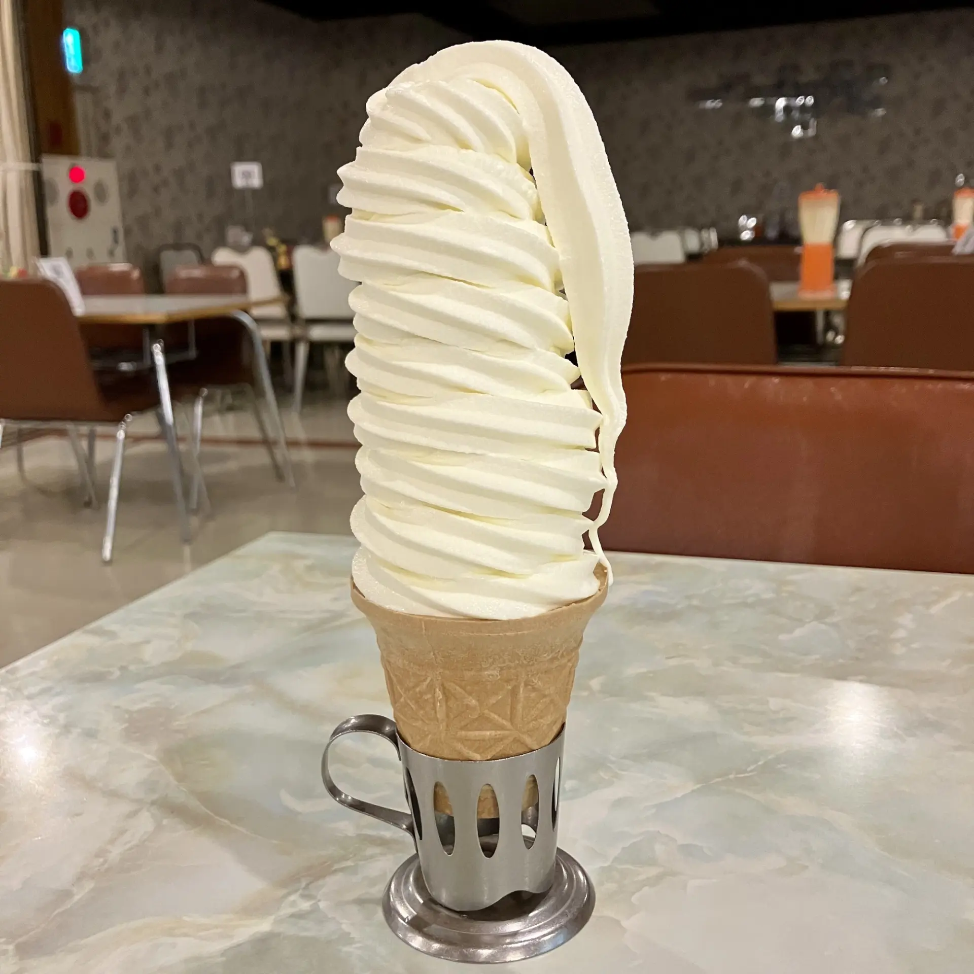 中野ブロードウェイ名物の巨大ソフトクリーム（写真はイメージです）