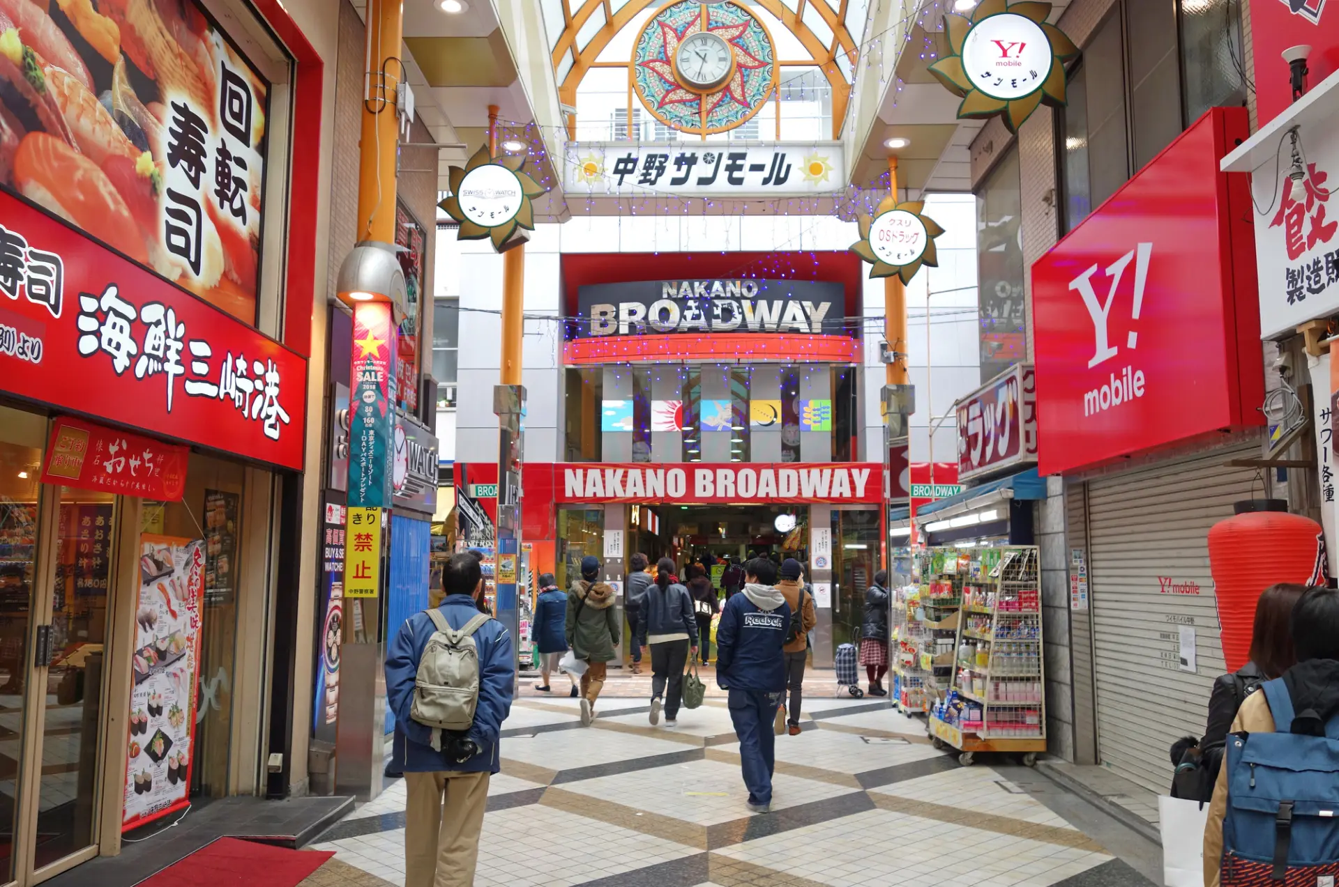 中野サンモール商店街を抜けた先にある中野ブロードウェイ入口