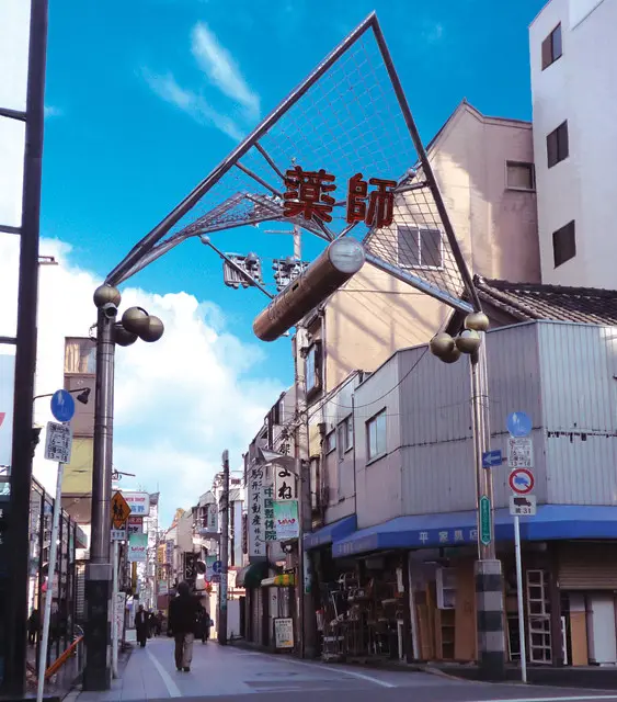 早稲田通り方面の入口モニュメント