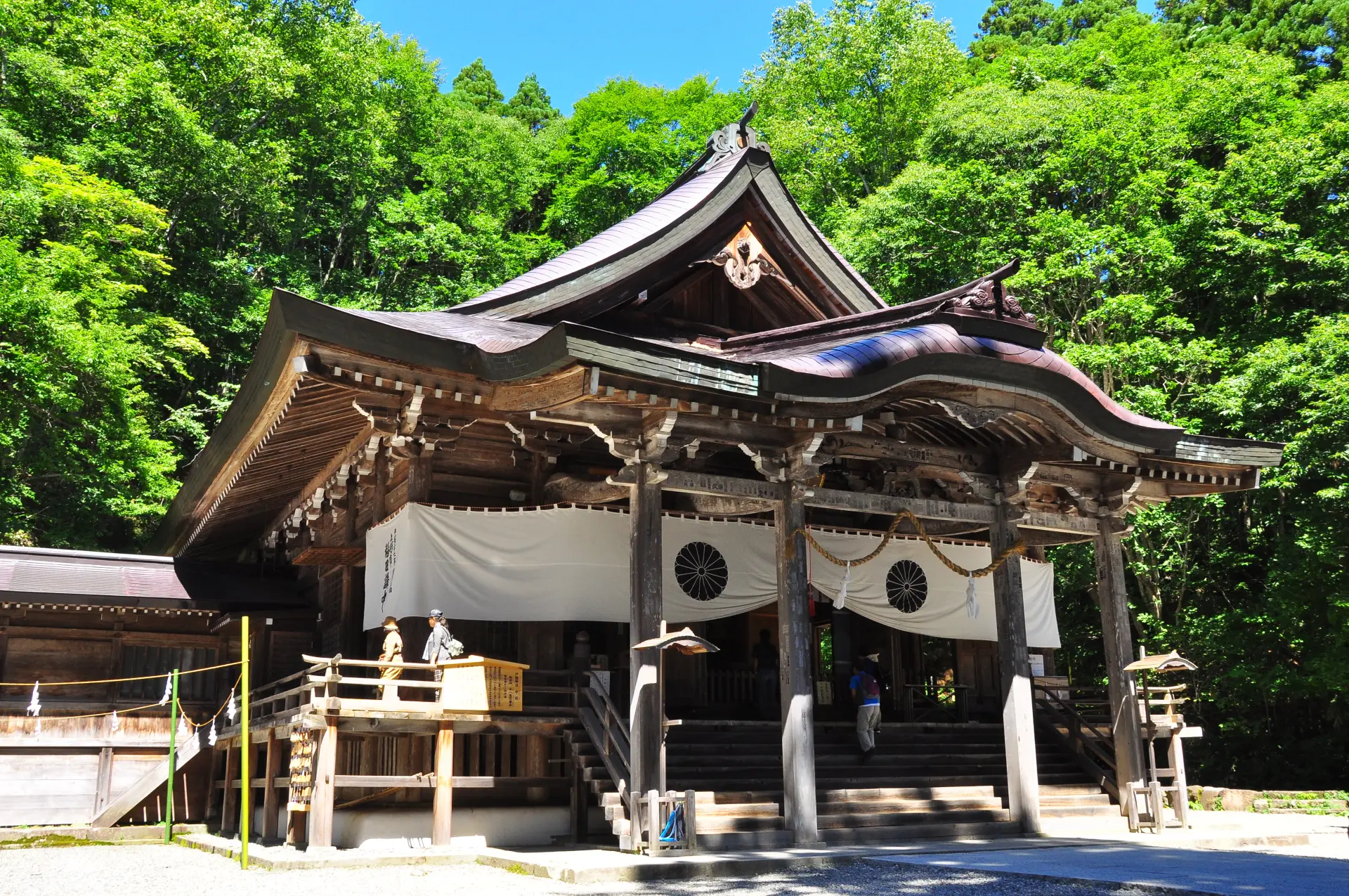 荘厳な自然と神話の世界が重なり合う「戸隠神社」