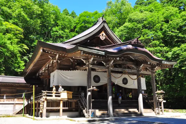 荘厳な自然と神話の世界が重なり合う「戸隠神社」