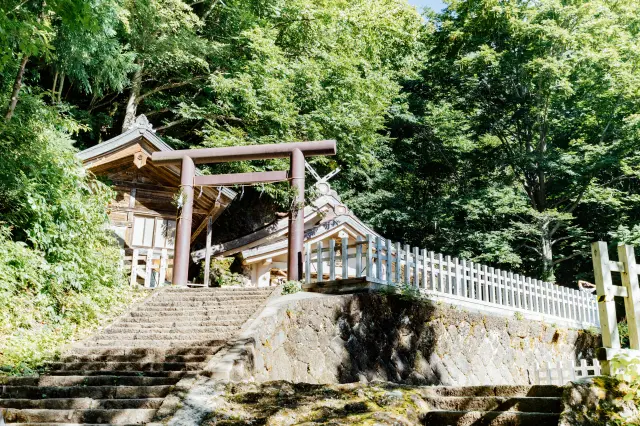 岩肌と杉木立に囲まれた、荘厳な佇まいの「奥社社殿」