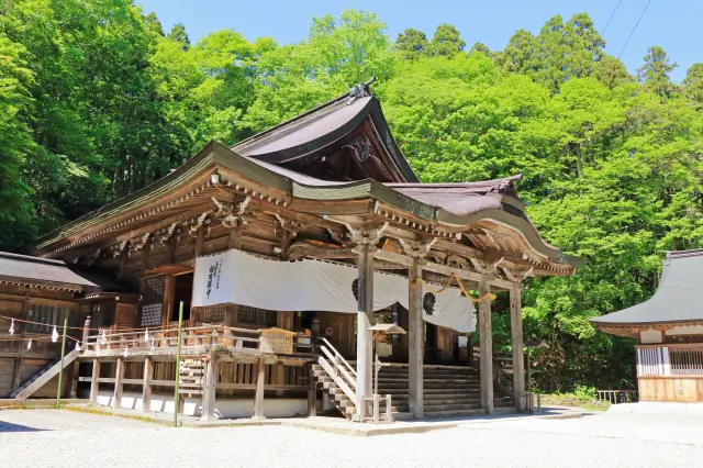 戸隠神社観光ガイド｜2,000年余りの歴史と神秘の杉並木を巡る五社巡り