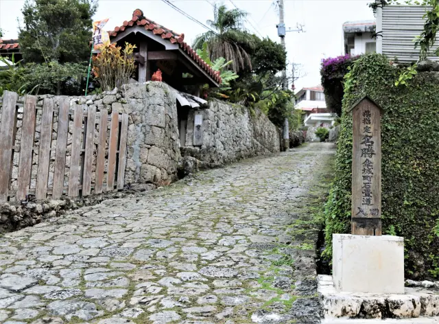 ถนนหิน กำแพงหิน และบ้านหลังคากระเบื้องสีแดงยังคงบรรยากาศแบบโอกินาวะในอดีต