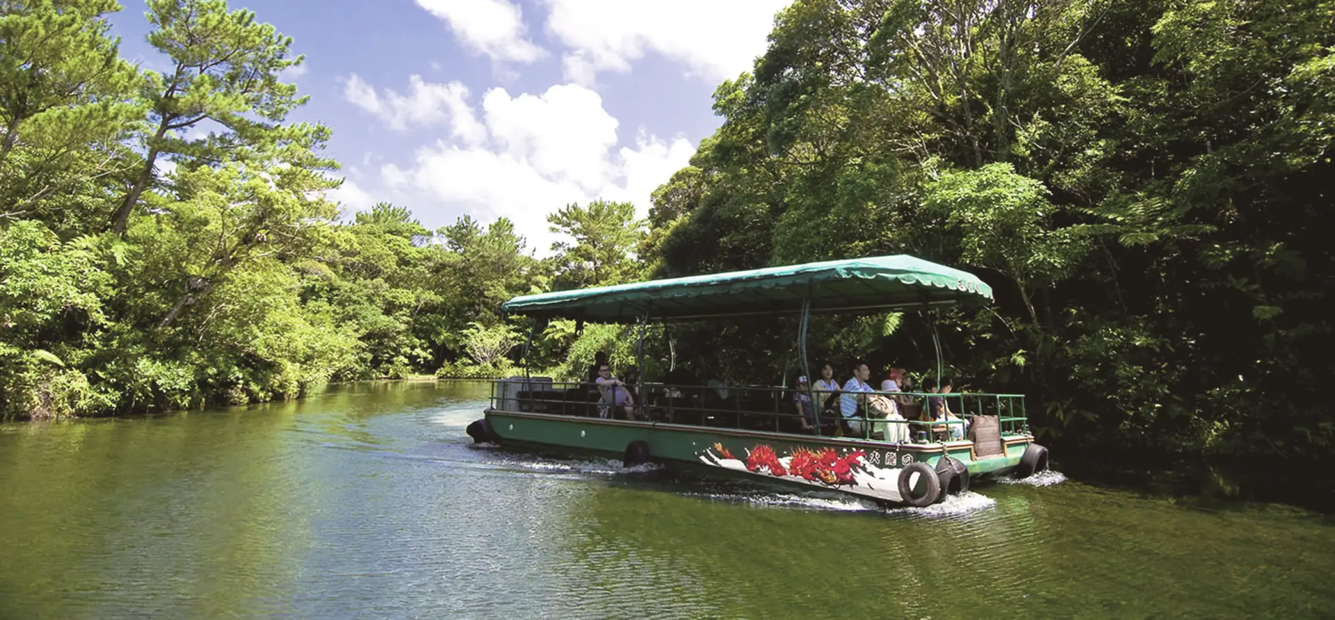 亜熱帯の森に囲まれた湖をゆったりと進むジャングルクルーズ