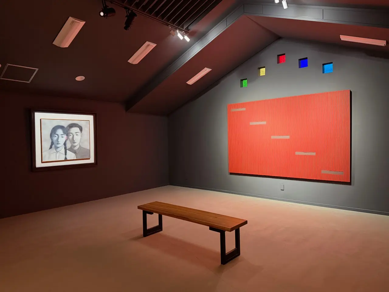 暮らしの空間を思わせる展示室に配置された現代アート作品