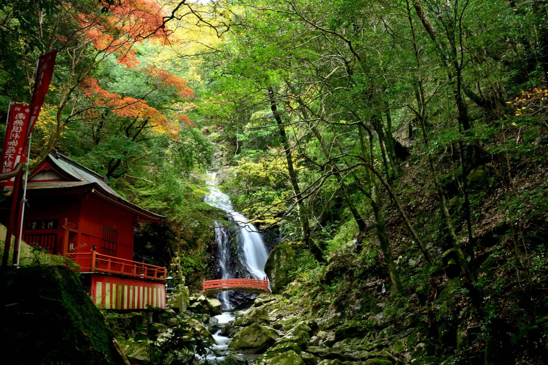 修験道の霊場として知られ、一般向けの修行体験も行う「犬鳴山 七宝瀧寺」