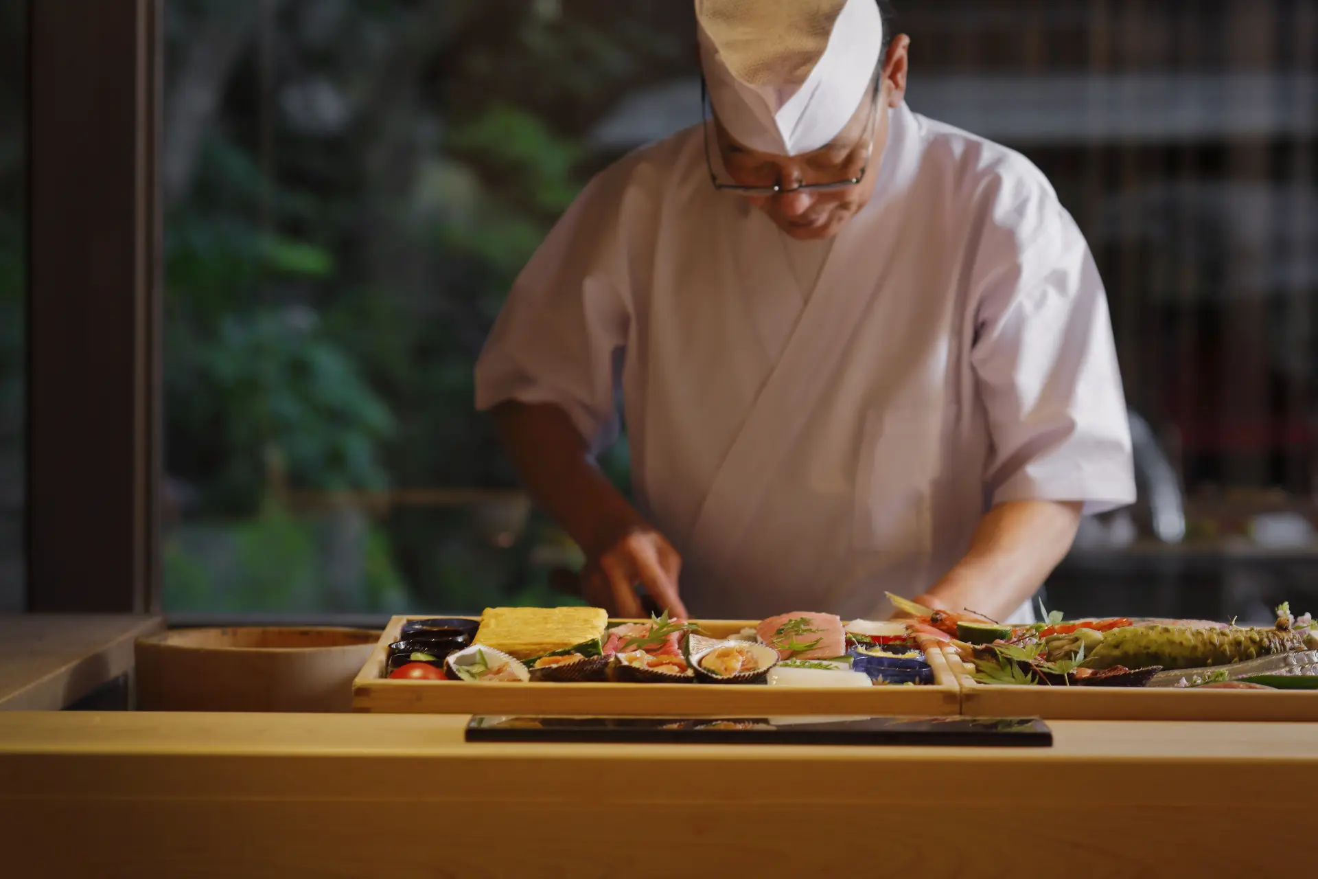 カウンター越しに、職人が目の前で仕上げる寿司を味わえる