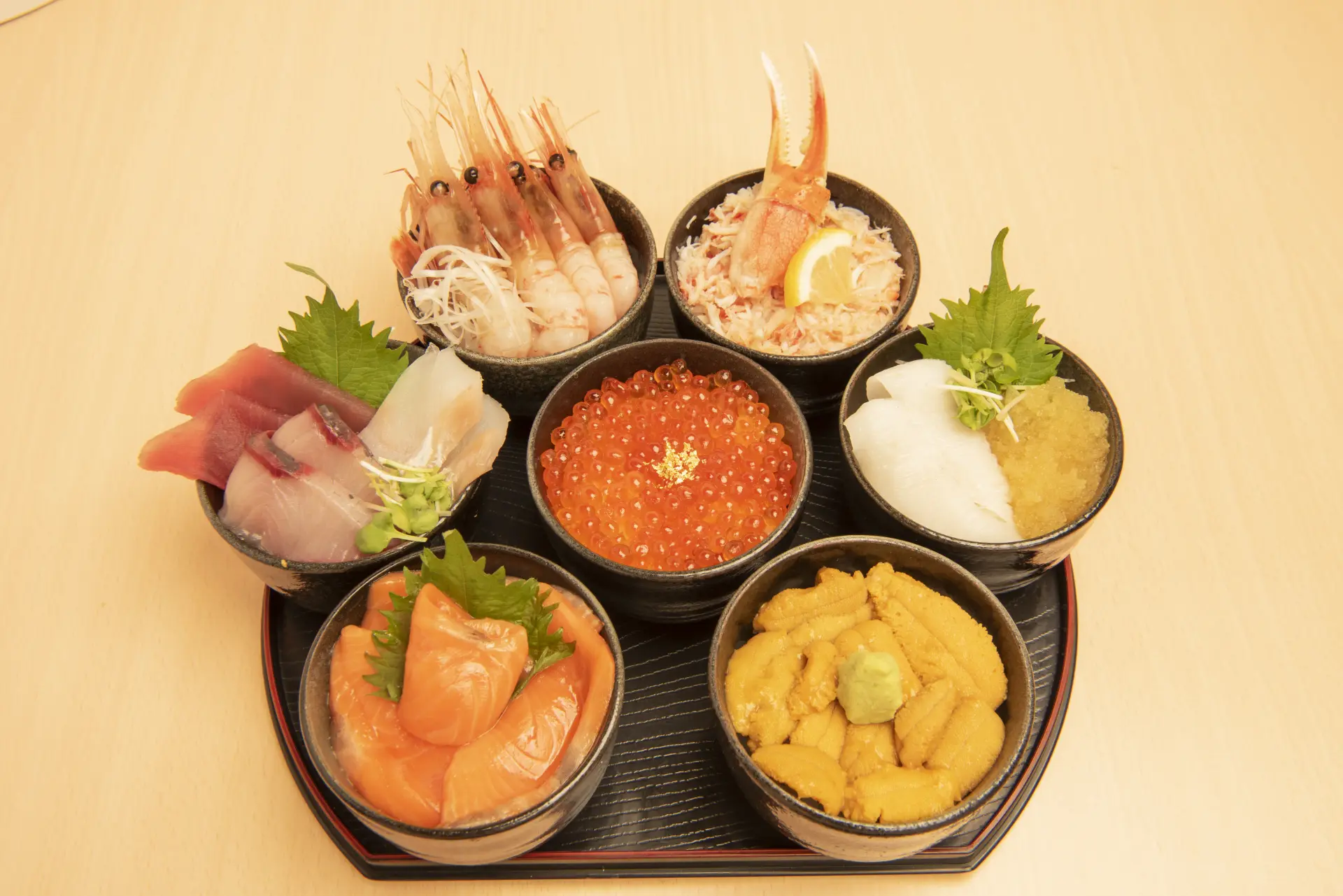 ウニやイクラなど、7種類の海鮮丼を一度に味わえる名物「黄金海宝丼」
