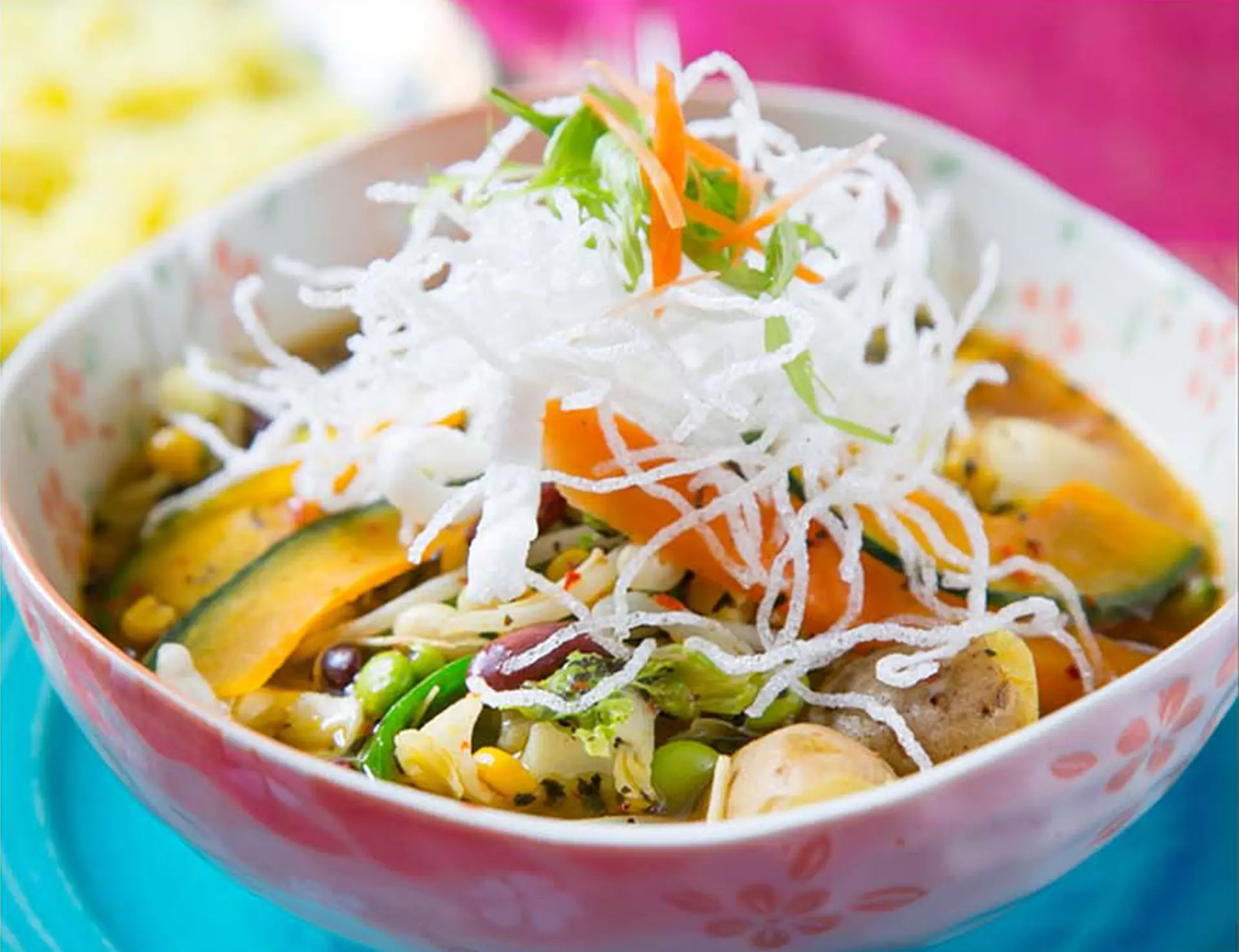 チキンと道産野菜をふんだんに使った、彩りも鮮やかな一番人気の「北恵道」
