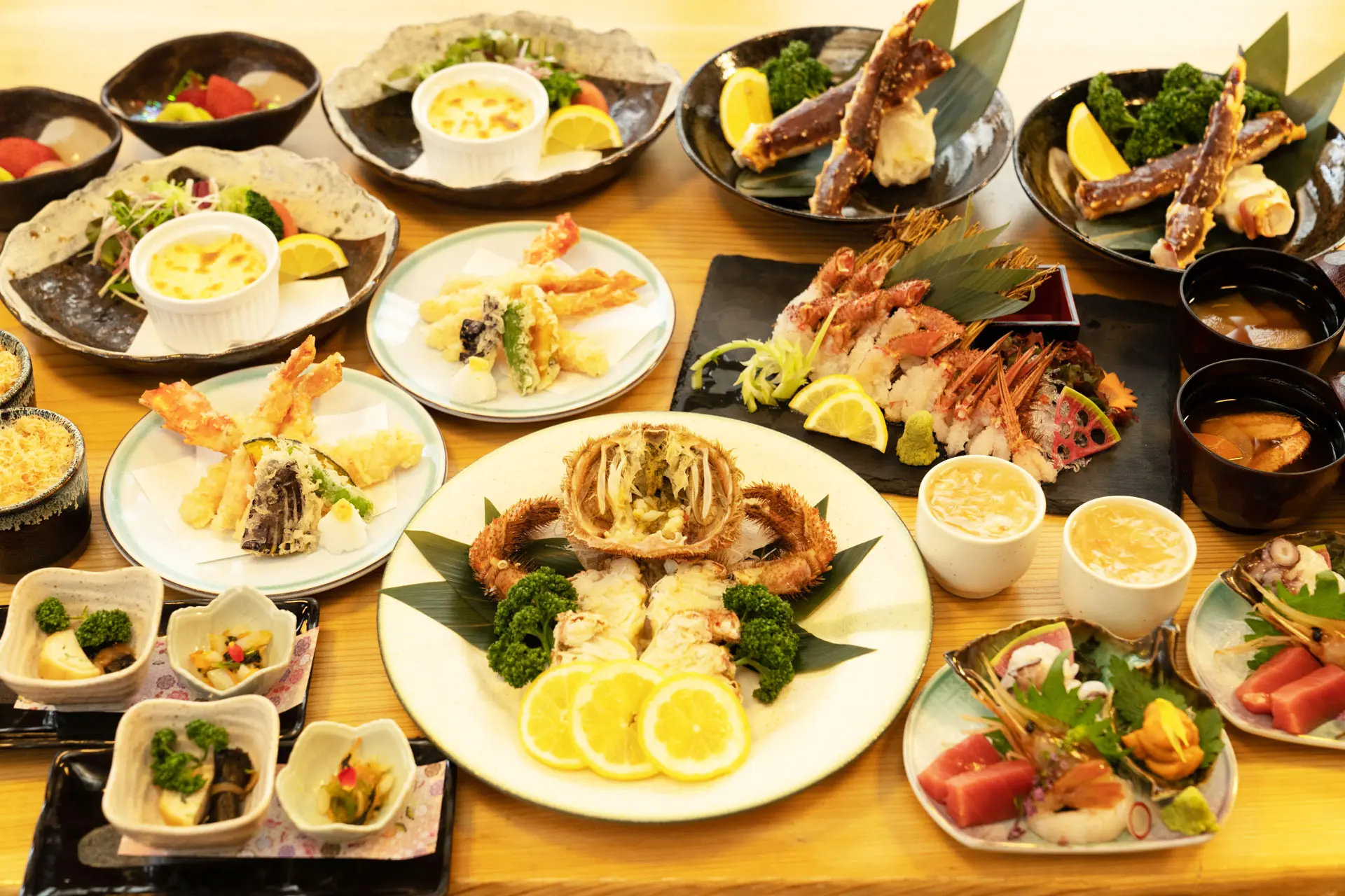 豊富なアラカルトに加え、北海道の味をじっくり楽しめるコース料理も用意