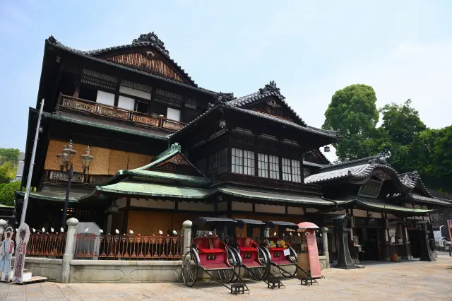 The three-story wooden public bathhouse is also popular for its nostalgic atmosphere