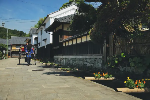 Ohanahan Street retains much of its Edo-period street plan and traditional architecture