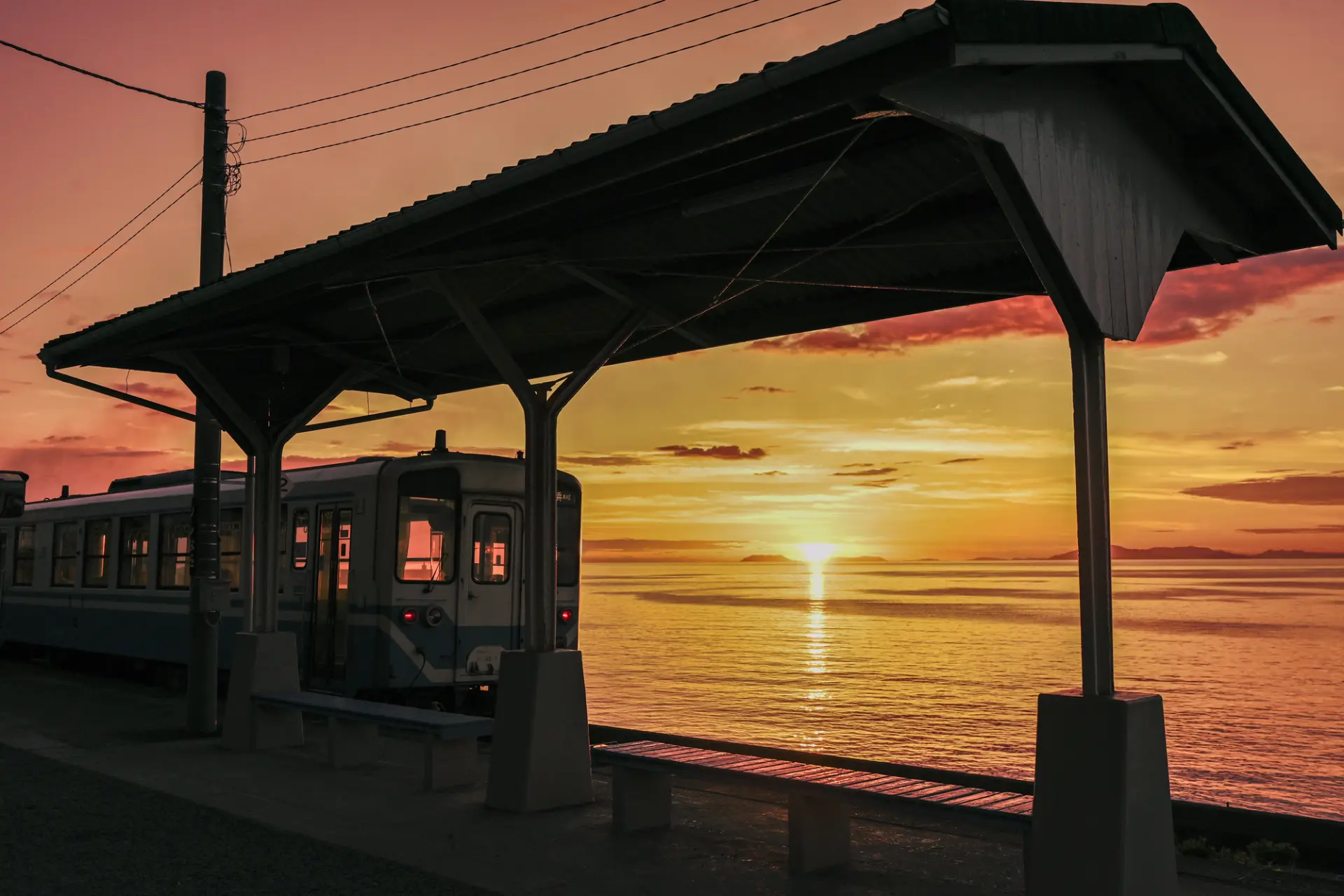 海がオレンジ色に染まる夕暮れ時はロマンティックな時間が過ごせそう