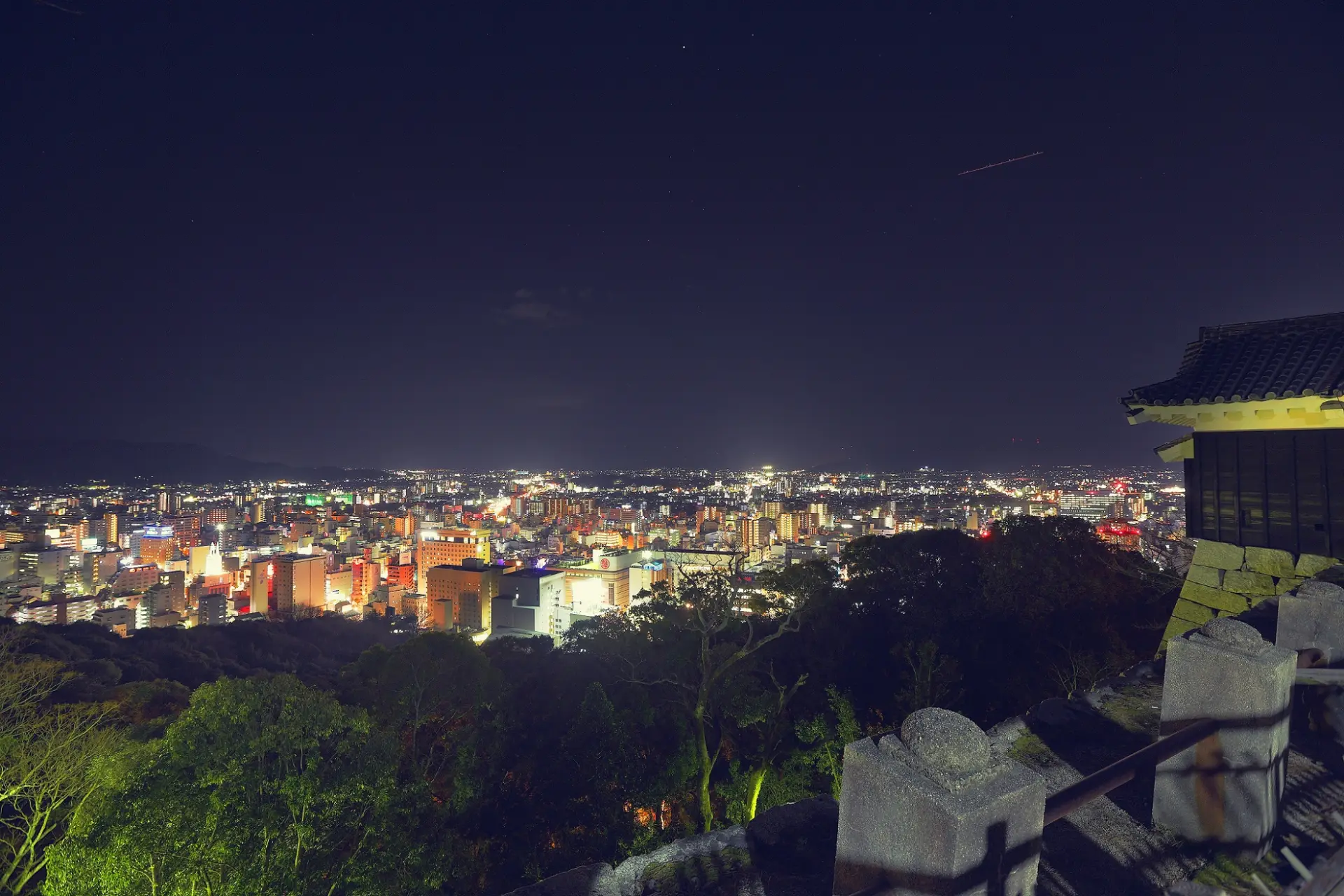 山頂本丸広場からは松山市街地の煌めく夜景が一望できる