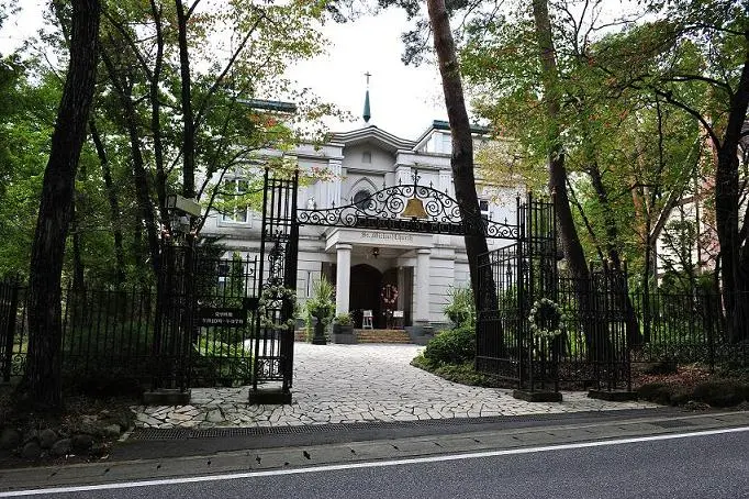 The adjacent St. Michel Church also accepts reservations for surprise proposal plans